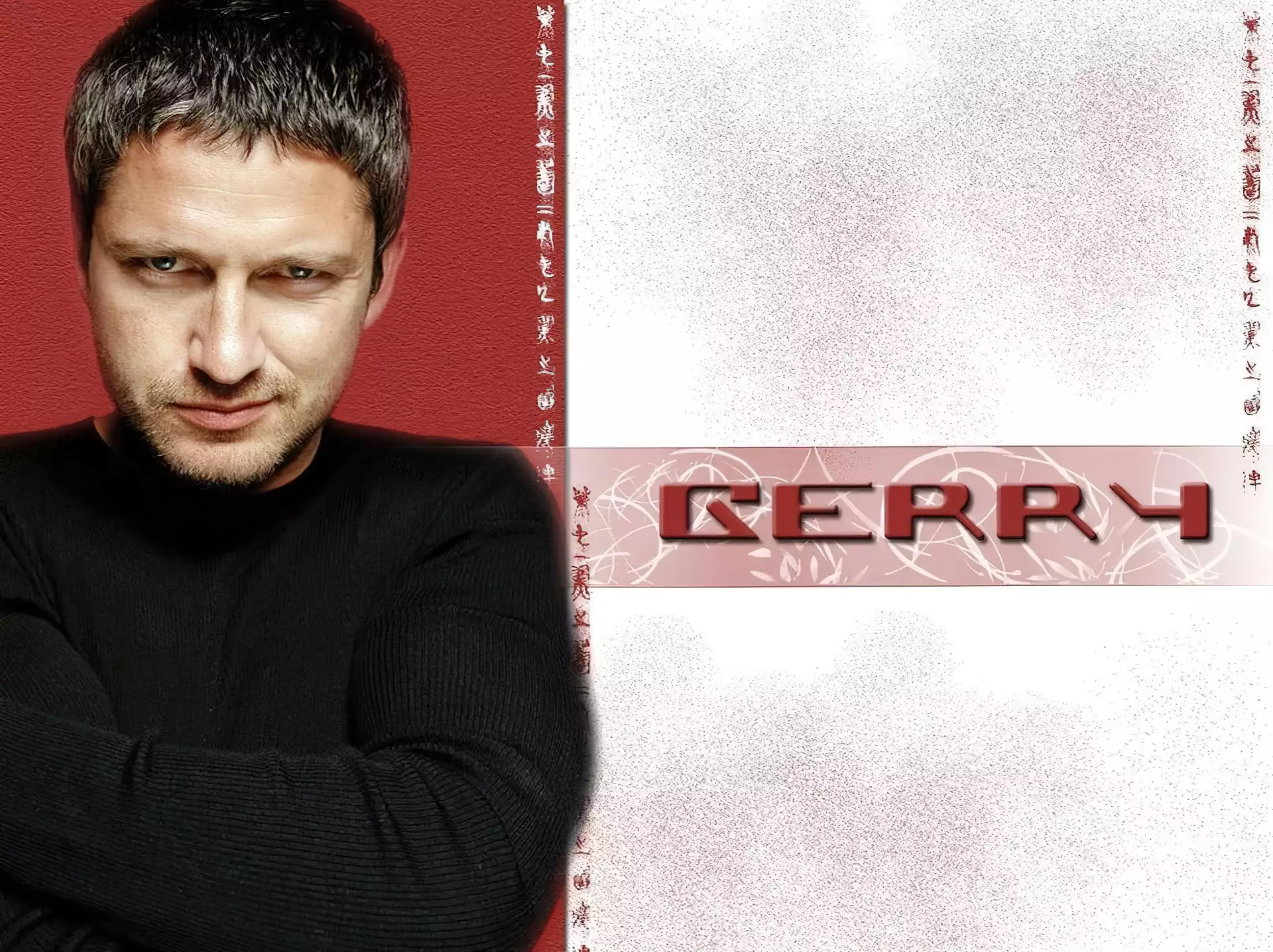 Gerard Butler, czarna koszulka