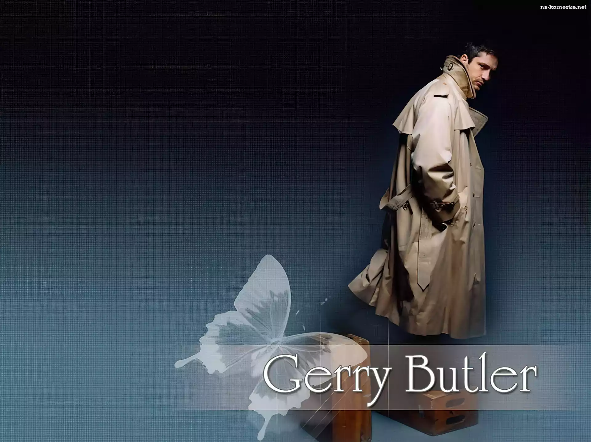Gerard Butler, beżowy płaszc, motyl