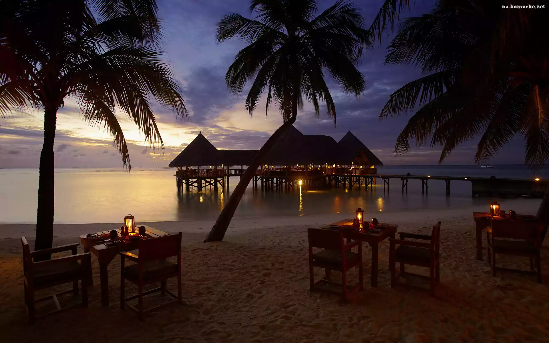 Malediwy, Domki, Wakacje, Hotel Gili Lankanfushi Maldives, Stoły, Plaża, Wyspa Lankanfushi, Morze, Palmy, Wieczór