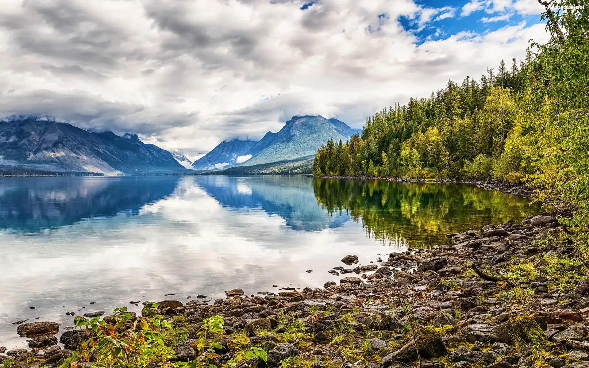 Lake McDonald, Park Narodowy Glacier, Drzewa, Góry, Stany Zjednoczone, Jezioro, Stan Montana, Chmury, Kamienie