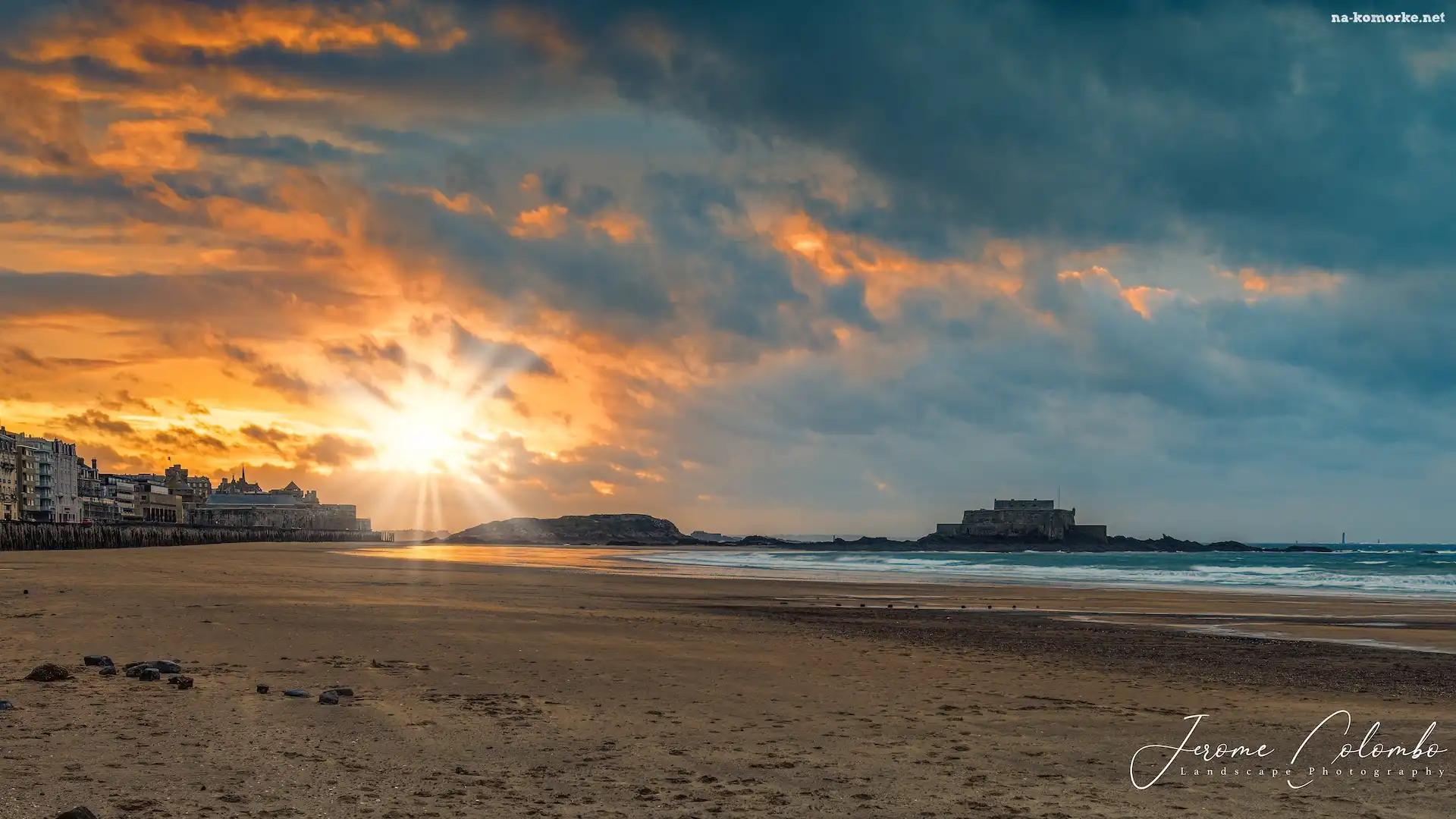 Gmina Saint Malo, Francja, Fort National, Plaża, Promienie słońca, Bretania, Chmury, Domy, Morze