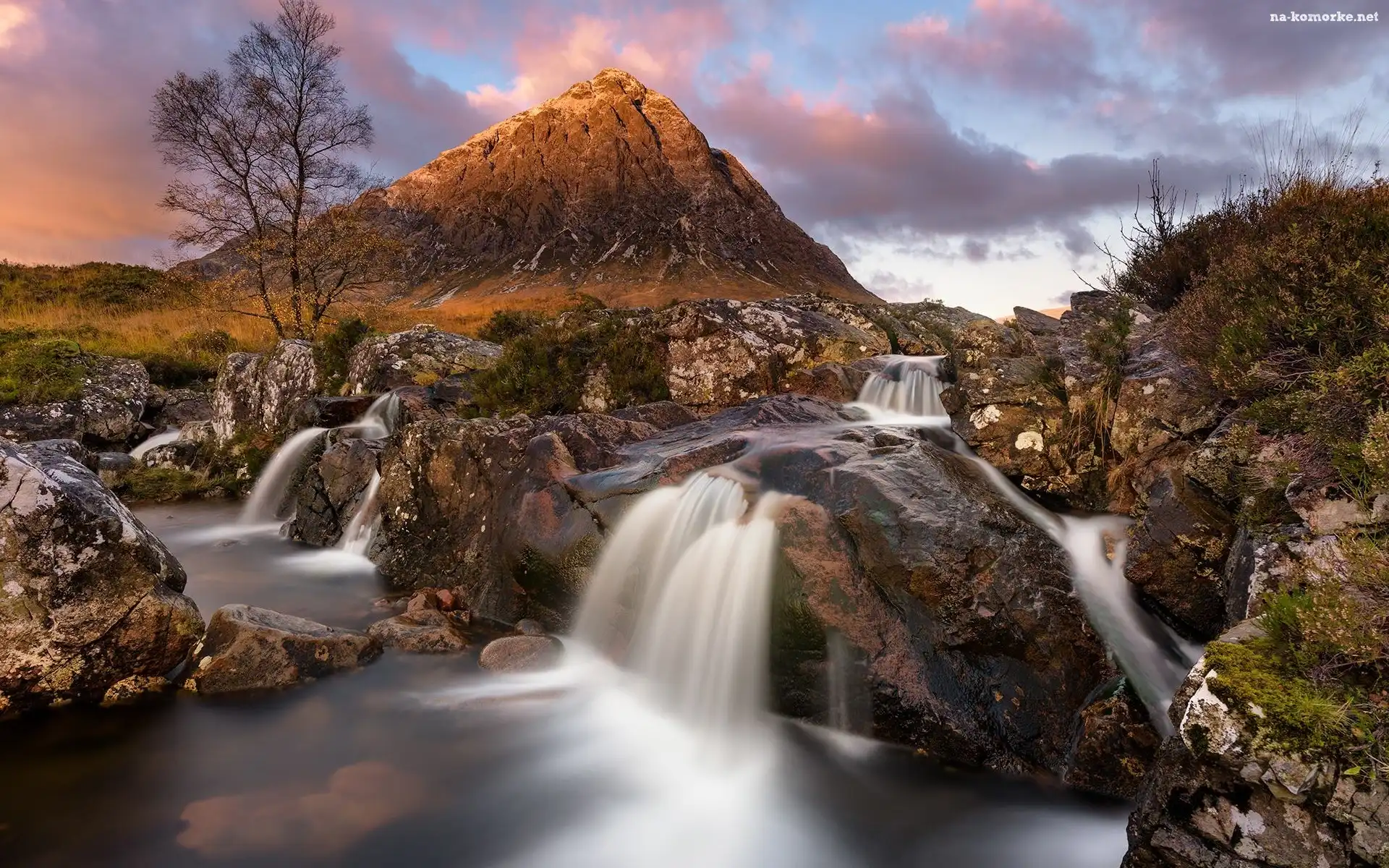 Skały, Szczyt Buachaille Etive Mor, Chmury, Góra, Dolina Glen Coe, Rejon Highland, Szkocja, Rzeka Coupall, Roślinność