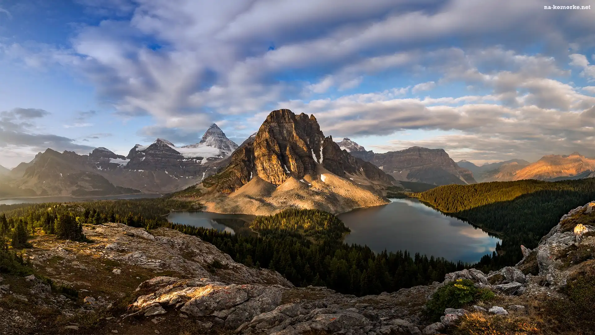 Góra Mount Assiniboine, Park Prowincjonalny Mount Assiniboine, Kolumbia Brytyjska, Jezioro Cerulean, Poranek, Góry, Chmury, Jezioro Sunburst Lake, Kanada