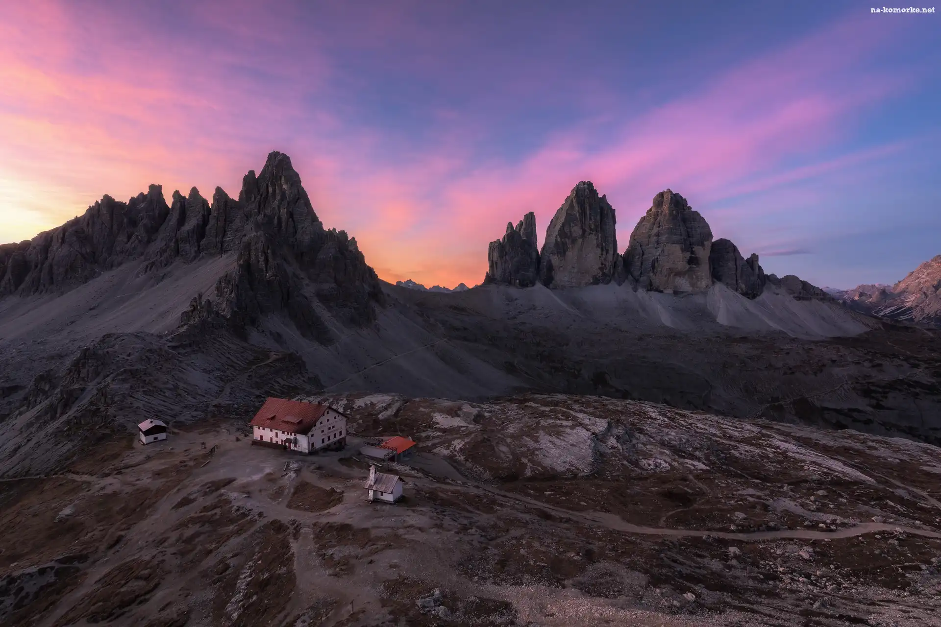 Góry Dolomity, Prowincja Belluno, Włochy, Tre Cime di Lavaredo, Domy, Dolina, Zachód słońca