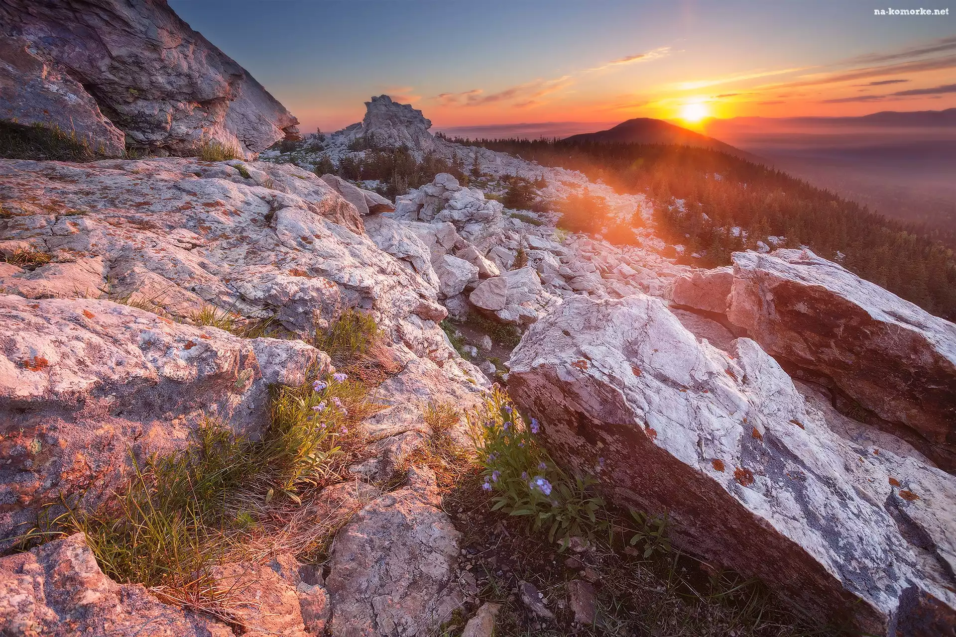 Góry Ural, Obwód czelabiński, Rosja, Południowy Ural, Skały, Wschód słońca, Park Narodowy Ziuratkul