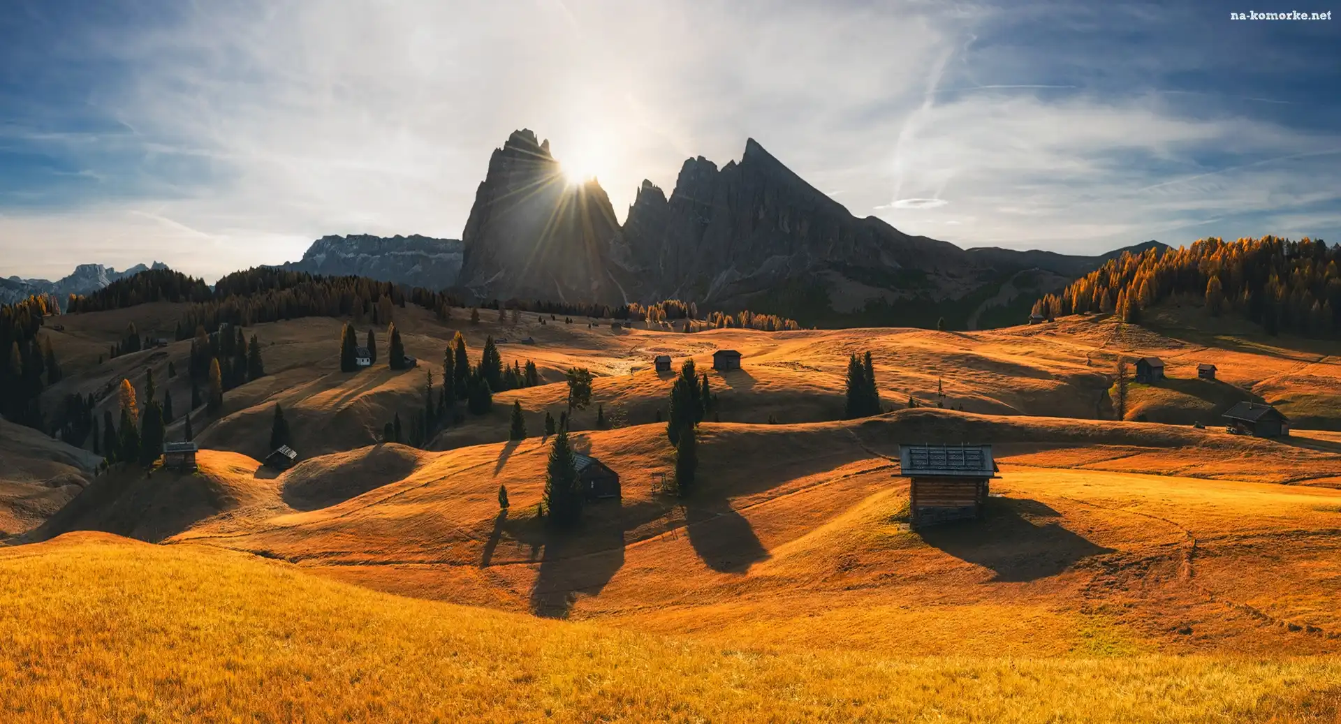 Dolina Val Gardena, Drzewa, Włochy, Góry Sassolungo, Dolomity, Płaskowyż Seiser Alm, Domki
