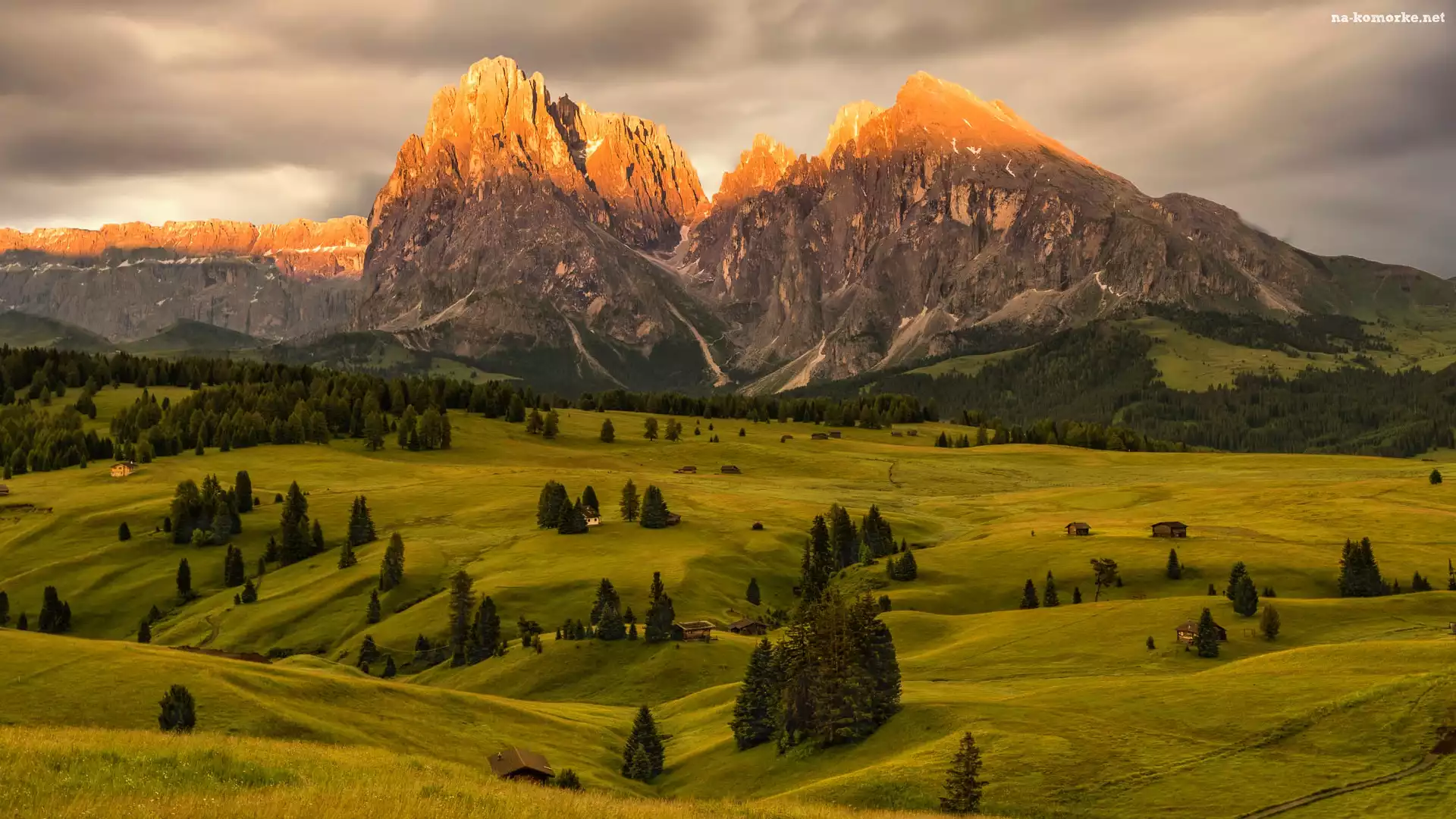 Dolomity, Dolina, Seiser Alm, Góry Sassolungo, Włochy, Drzewa, Drewniane, Płaskowyż, Domy, Val Gardena, Chmury