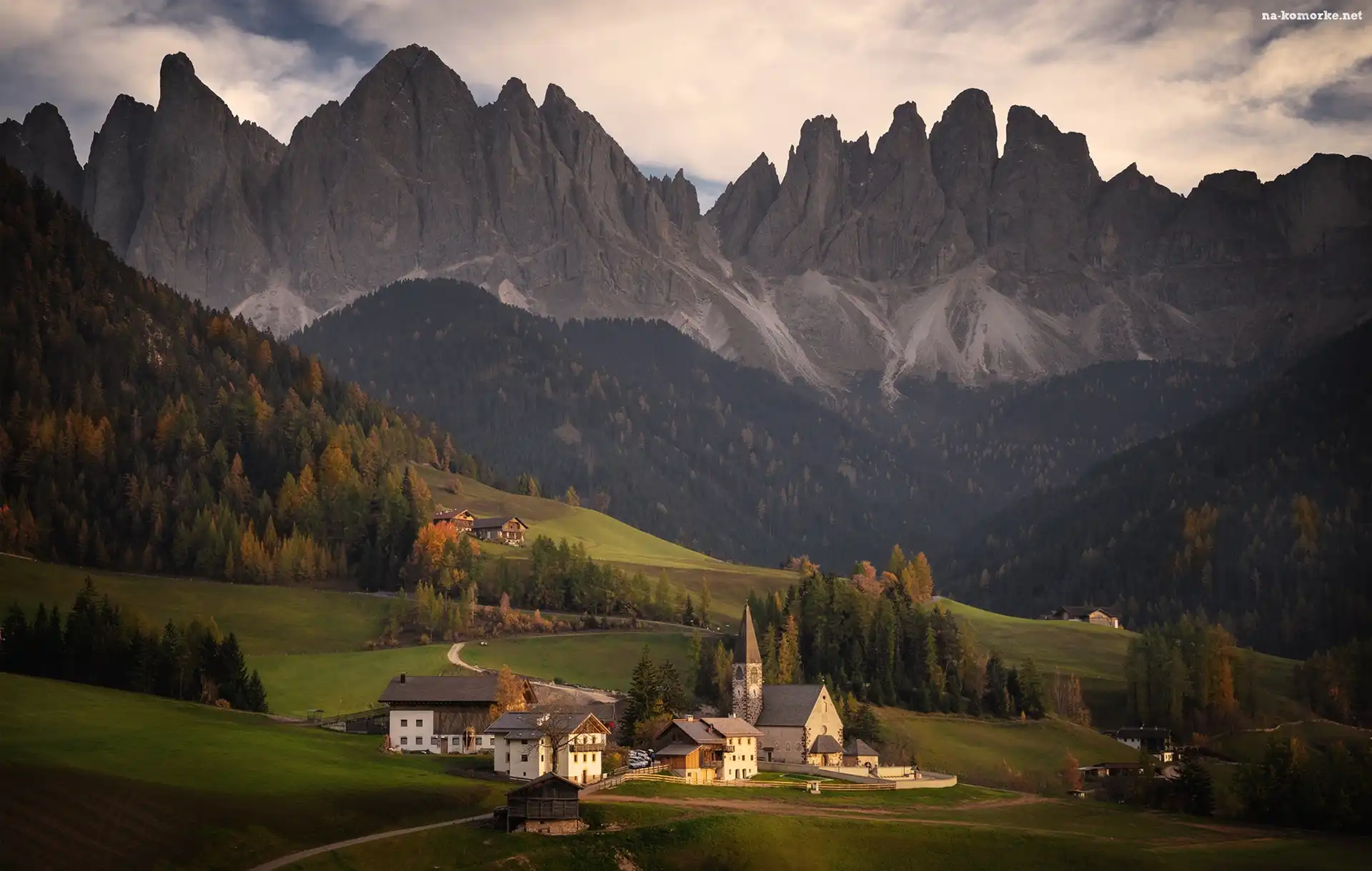 Góry, Drzewa, Las, Dolomity, Włochy, Kościół, Santa Maddalena, Masyw Odle, Dolina Val di Funes, Domy, Wieś