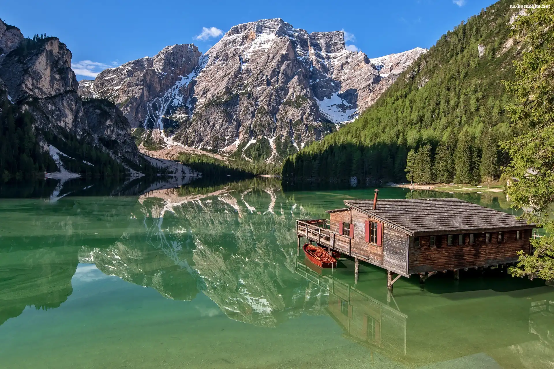 Jezioro Pragser Wildsee, Włochy, Drewniany, Góry, Drzewa, Południowy Tyrol, Łódki, Dolomity, Dom