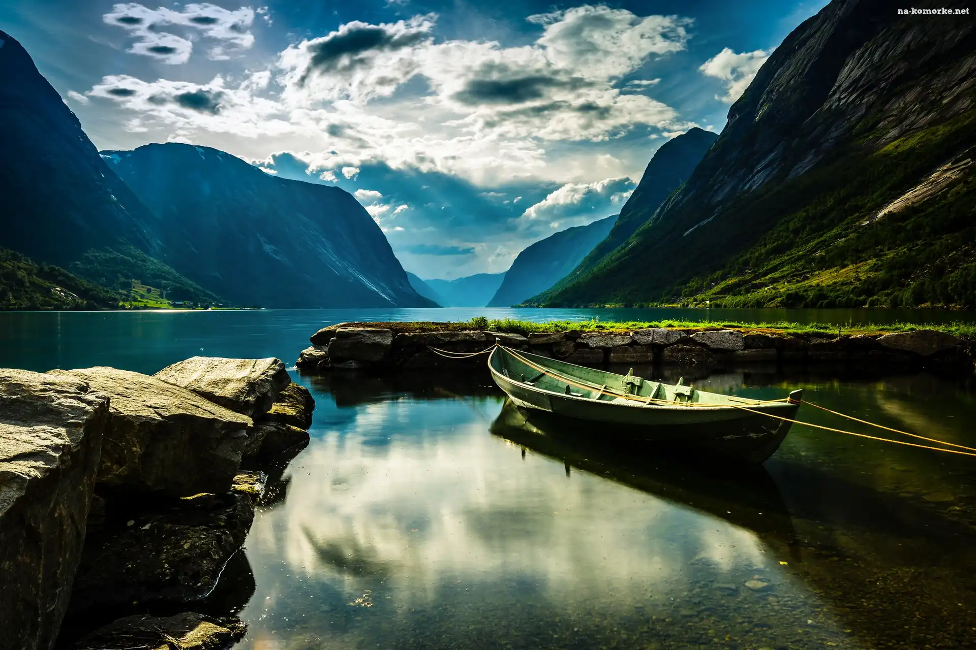 Łódka, Norwegia, Sogn og Fjordane, Fiord Sognefjorden, Góry