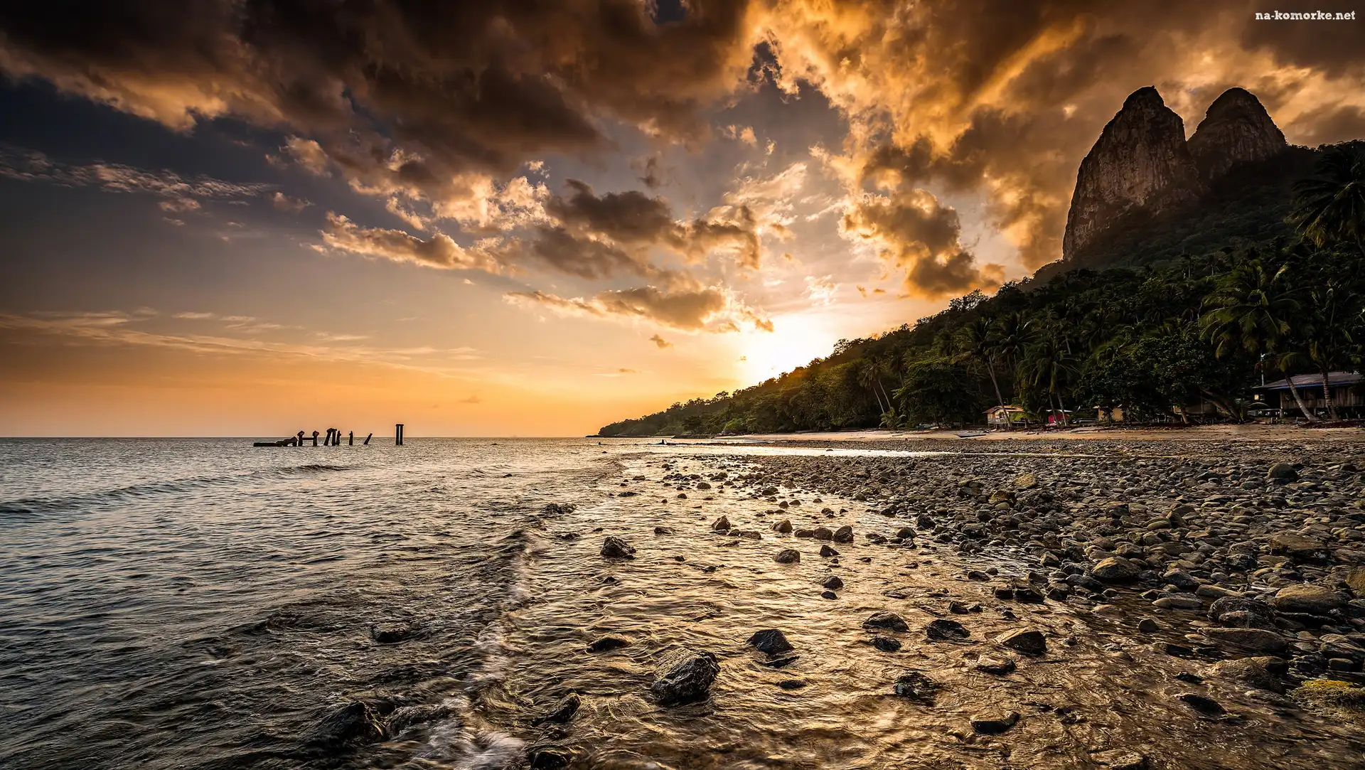Palmy, Góry, Morze, Chmury, Wschód słońca, Plaża