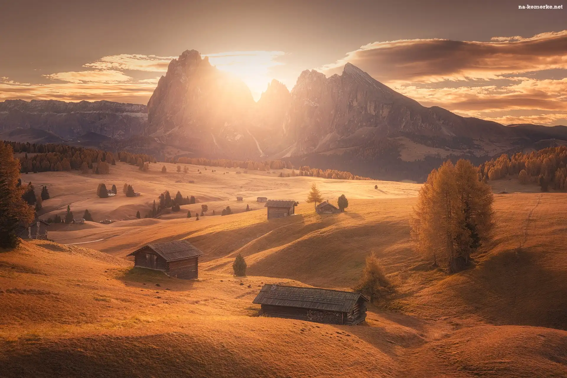 Góry Sassolungo, Płaskowyż Seiser Alm, Wschód słońca, Dolomity, Włochy, Dolina Val Gardena, Drzewa, Wzgórza, Domy