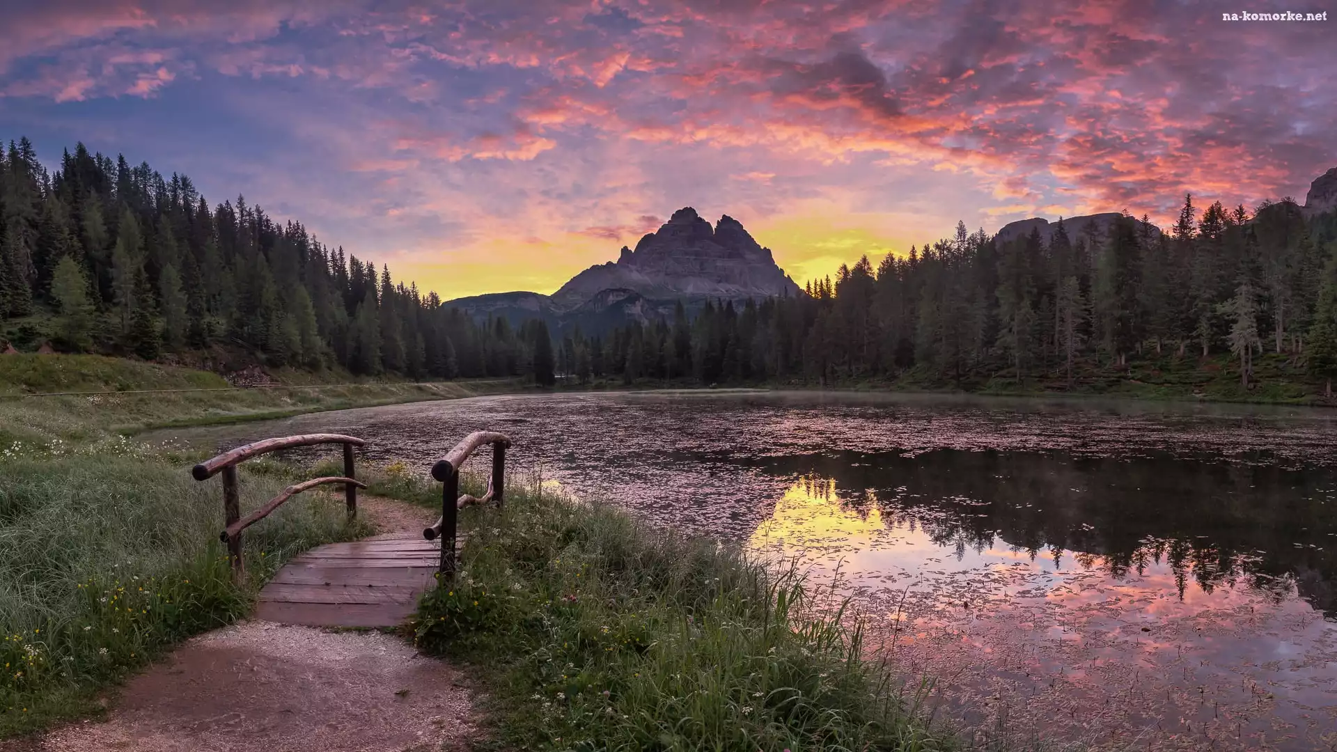 Góry, Jezioro, Antorno Lake, Chmury, Masyw, Zachód słońca, Dolomity, Włochy, Prowincja Belluno, Mostek, Tre Cime di Lavaredo, Drzewa, Las