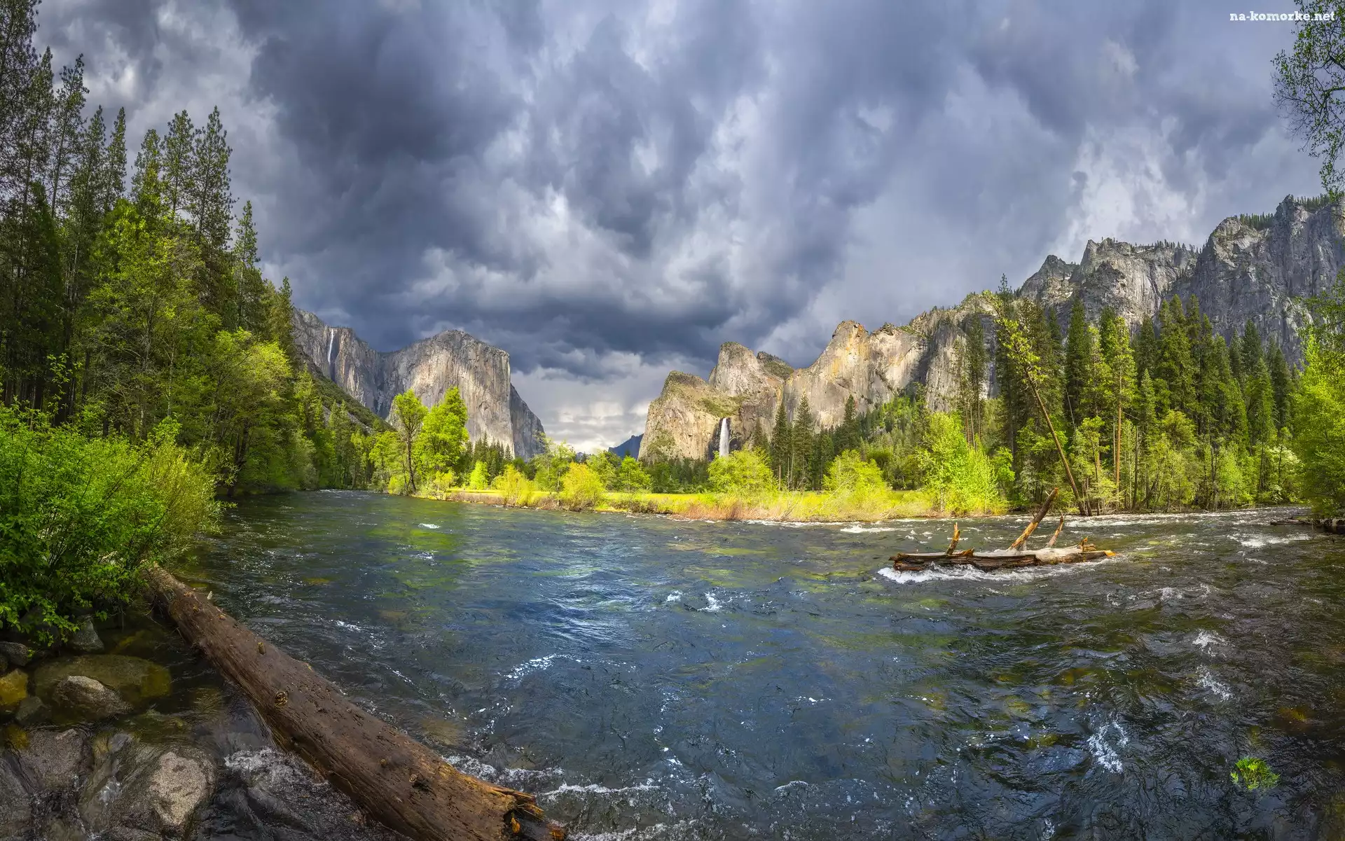 Rzeka, Niebo, Drzewa, Góry, Park Narodowy Yosemite, Kalifornia, Stany Zjednoczone, Chmury, Merced River