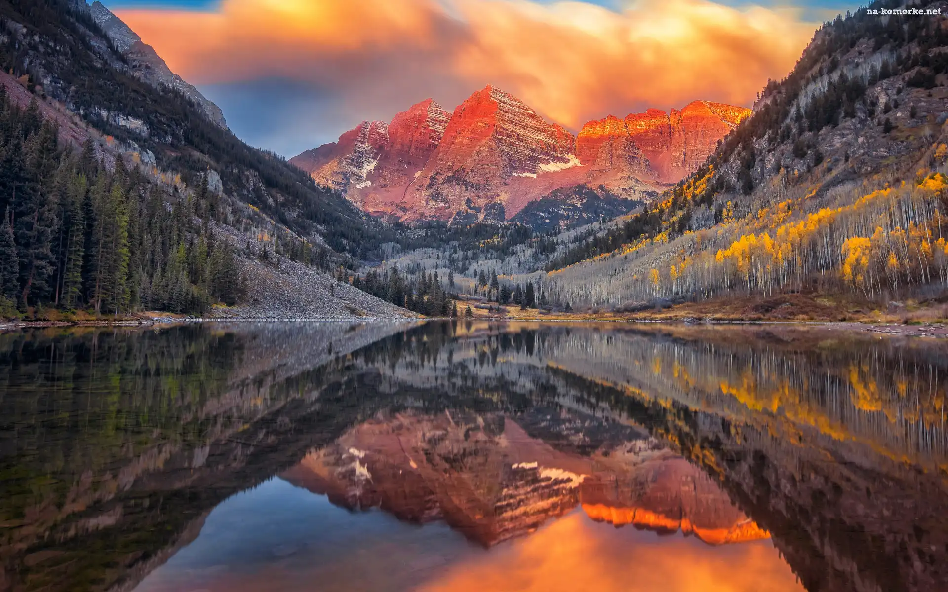 Góry Skaliste, Chmury, Jezioro Maroon Lake, Odbicie, Szczyty Maroon Bells, Stan Kolorado, Stany Zjednoczone, Drzewa