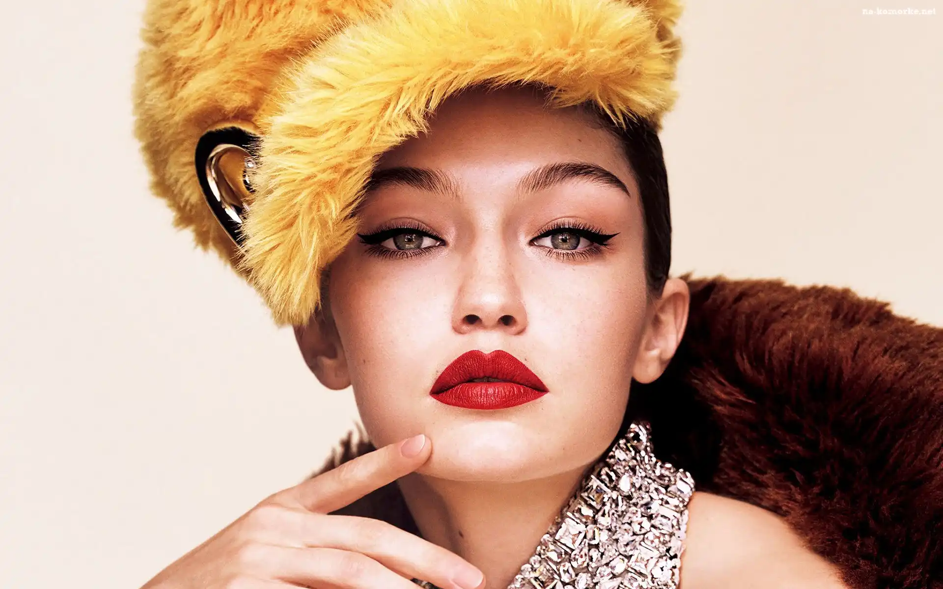 Gigi Hadid, Czapka, Biżuteria, Dziewczyna, Modelka, Makijaż, Żółta