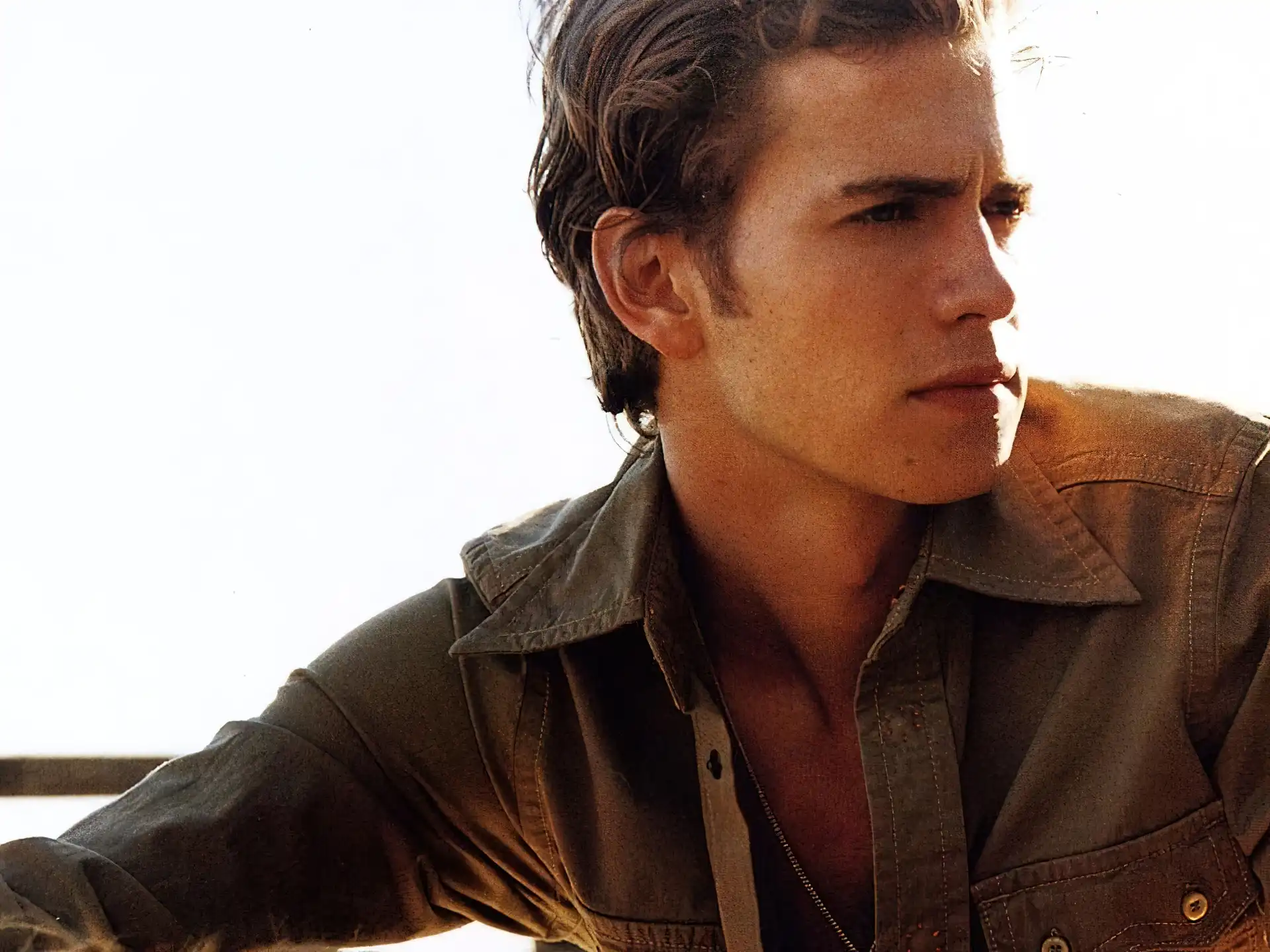 Hayden Christensen, blond włosy, beżowa koszula
