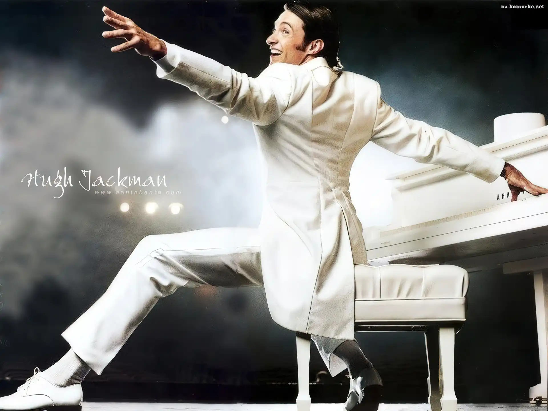 Hugh Jackman, biały strój, fortepian