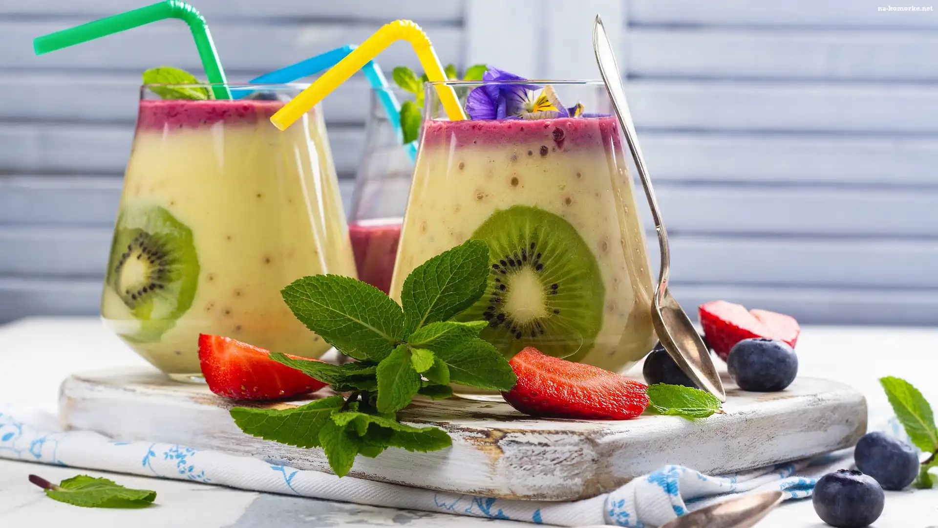 Koktajle, Słomki, Deska, Szklanki, Łyżeczka, Mięta, Dwie, Kiwi, Truskawki, Jagody
