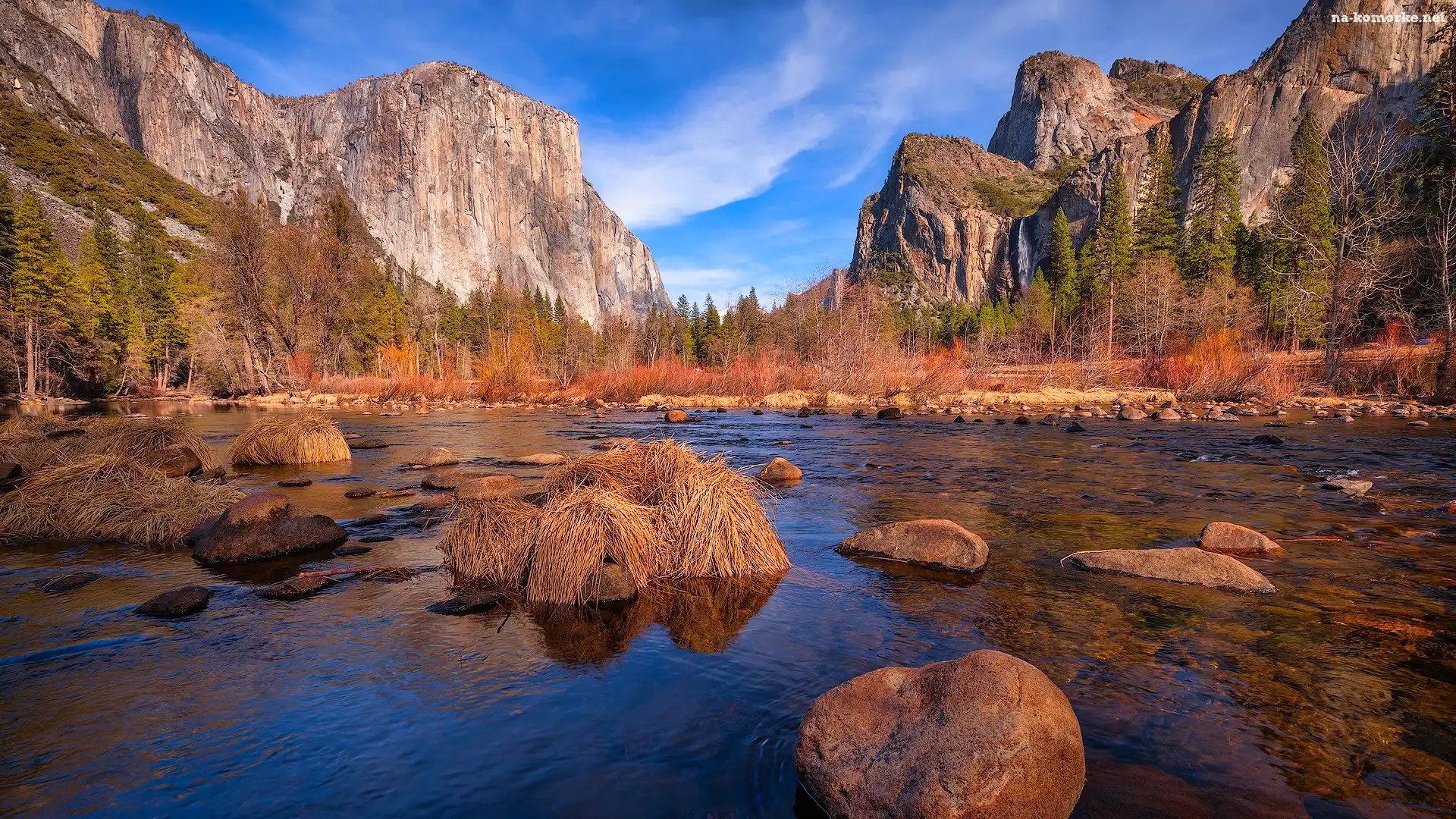 Jesień, Park Narodowy Yosemite, Góry Sierra Nevada, Kępy, Stany Zjednoczone, Merced River, Drzewa, Kalifornia, Rzeka, Trawy, Kamienie, Chmury