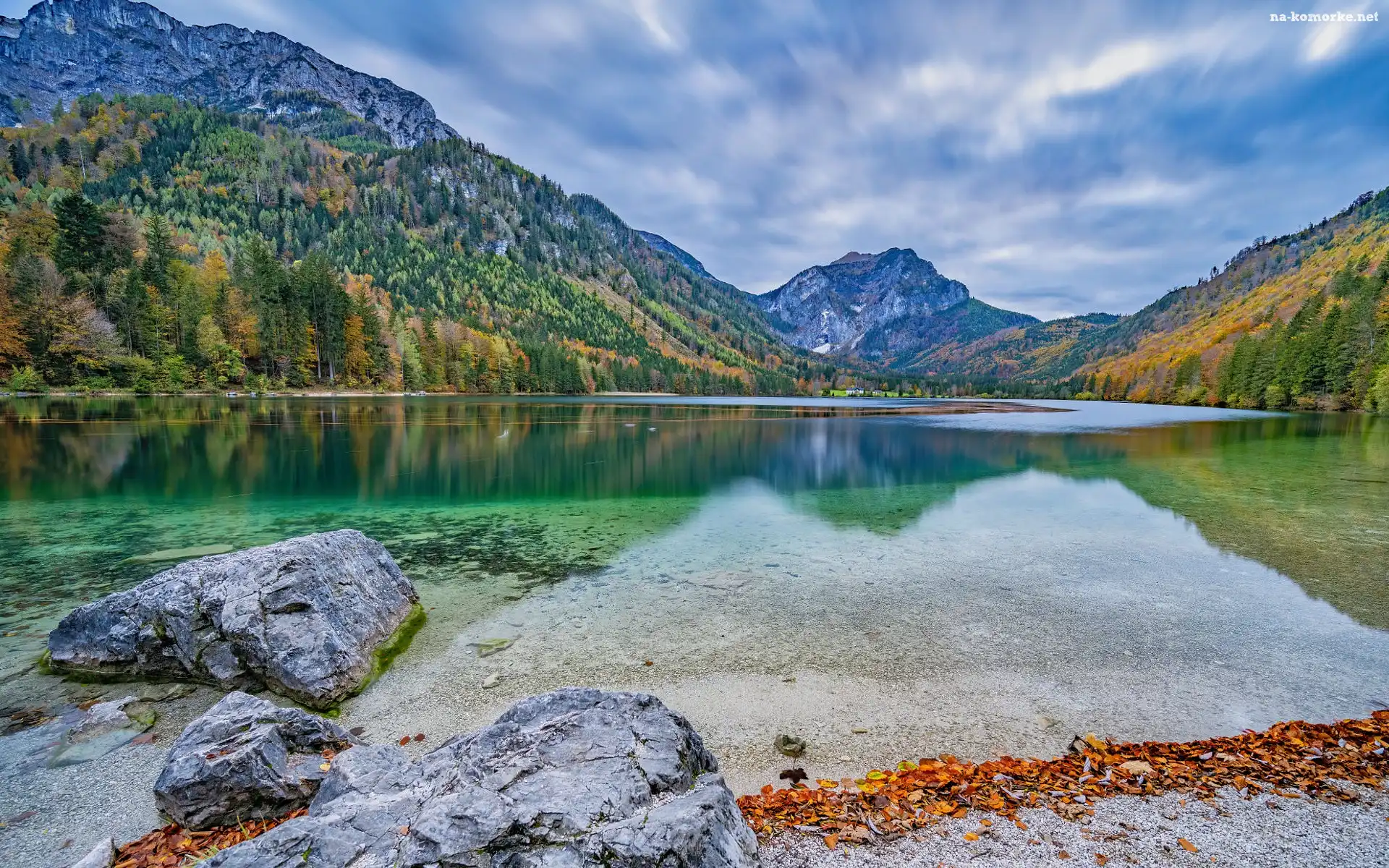 Jezioro Langbathseen, Drzewa, Liście, Austria, Las, Jesień, Kamienie, Góry