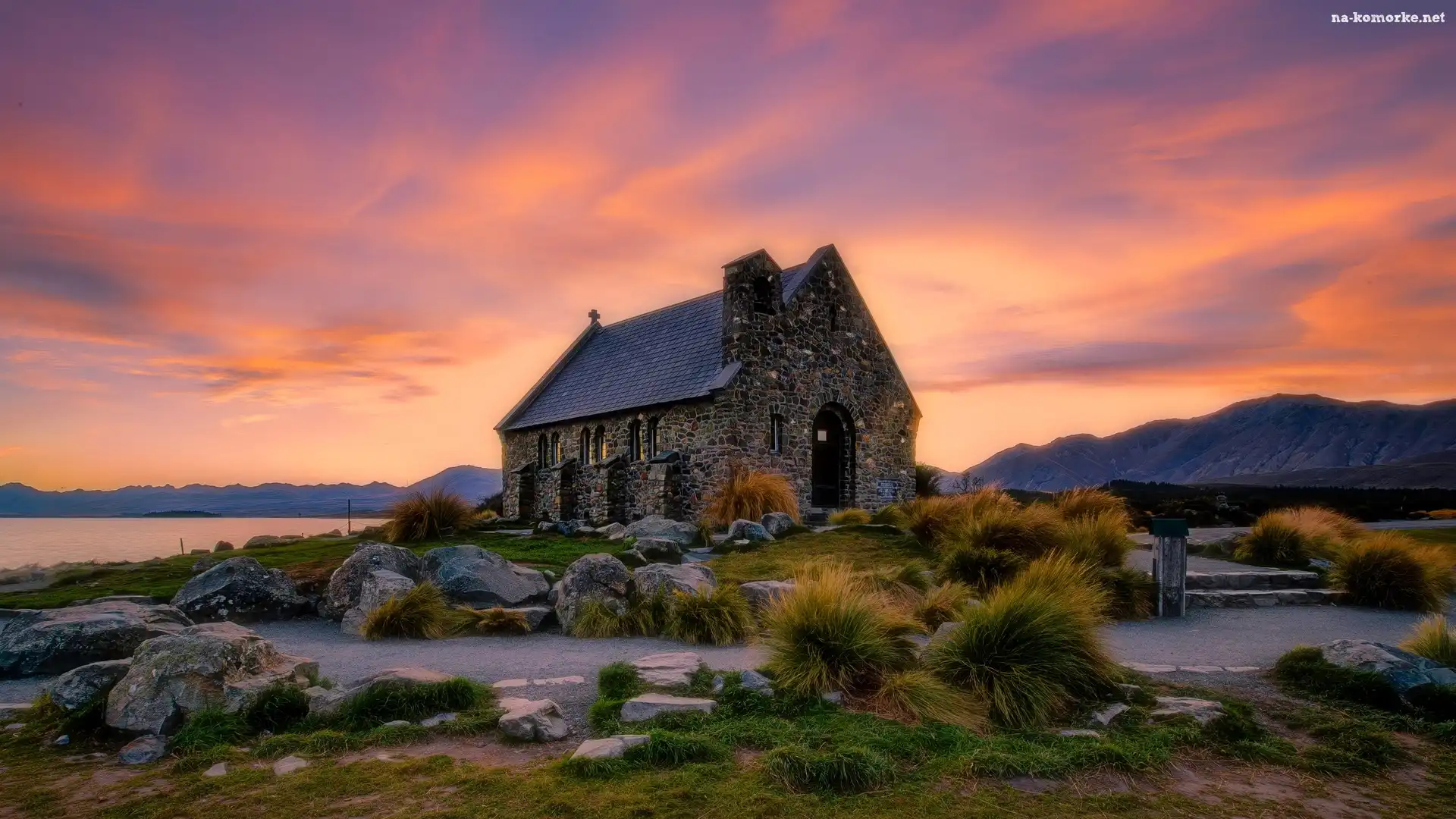 Jezioro Tekapo, Wyspa Południowa, Nowa Zelandia, Kościół Dobrego Pasterza, Church of the Good Shepherd, Kępy, Trawa