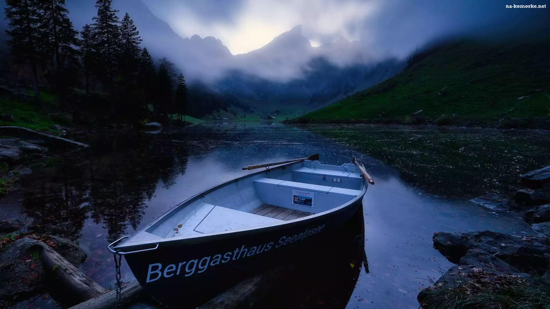 Seealpsee, Drzewa, Mgła, Góry, Skały, Szwajcaria, Łódka, Jezioro
