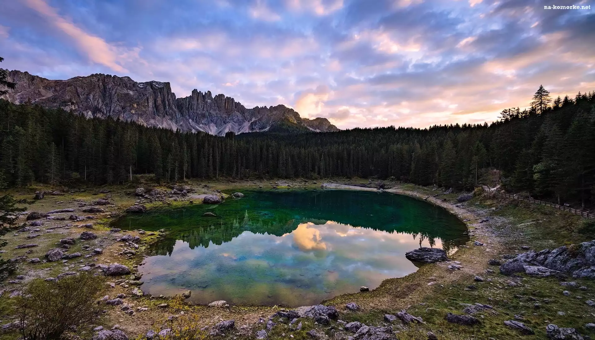 Drzewa, Góry, Dolomity, Alpy, Odbicie, Lago di Carezza, Jezioro, Las, Południowy Tyrol, Włochy, Chmury
