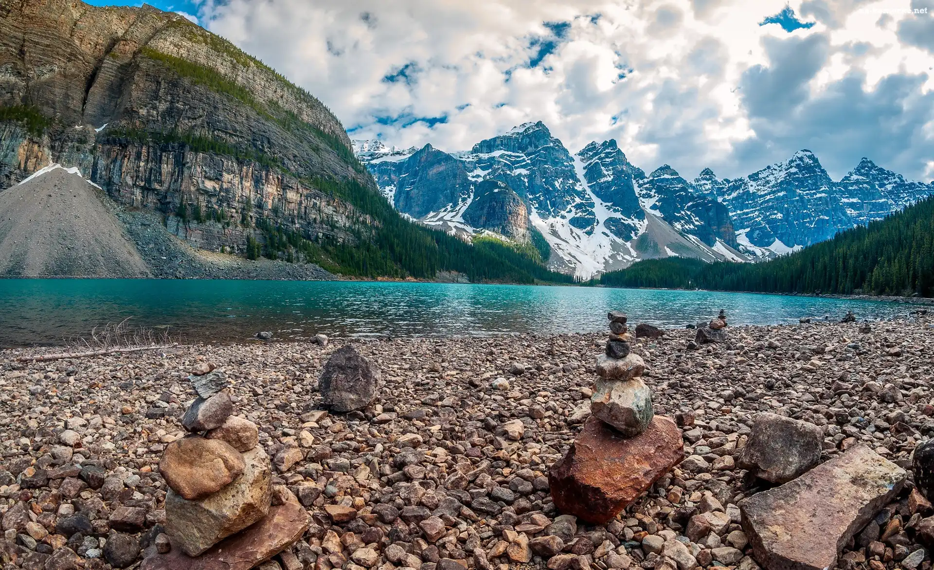 Park Narodowy Banff, Prowincja Alberta, Jezioro Moraine, Kanada, Góry, Kamienie, Drzewa, Chmury