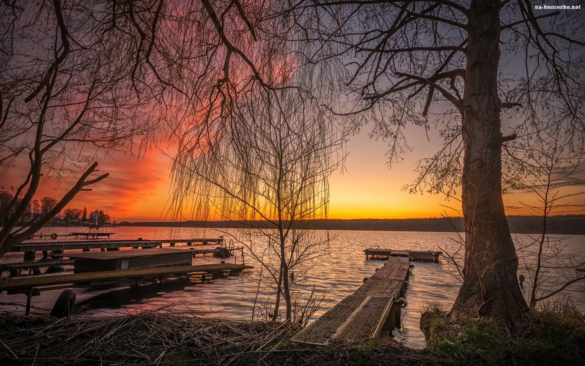 Jezioro, Zachód słońca, Pomosty, Drzewa