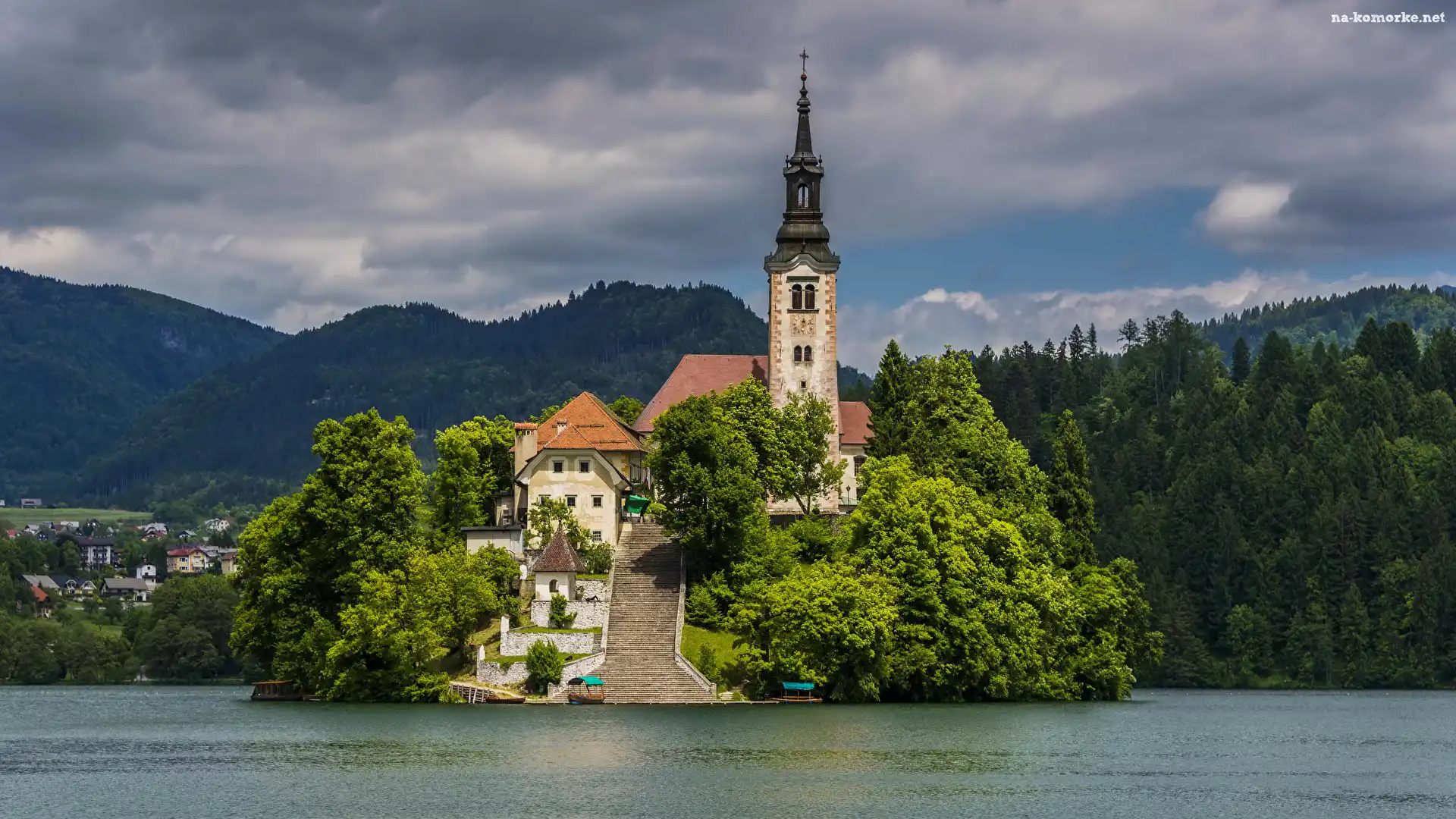 Jezioro Bled, Słowenia, Góry, Kościół Wniebowzięcia Marii Panny, Chmury, Wyspa Blejski Otok, Drzewa, Schody, Lasy