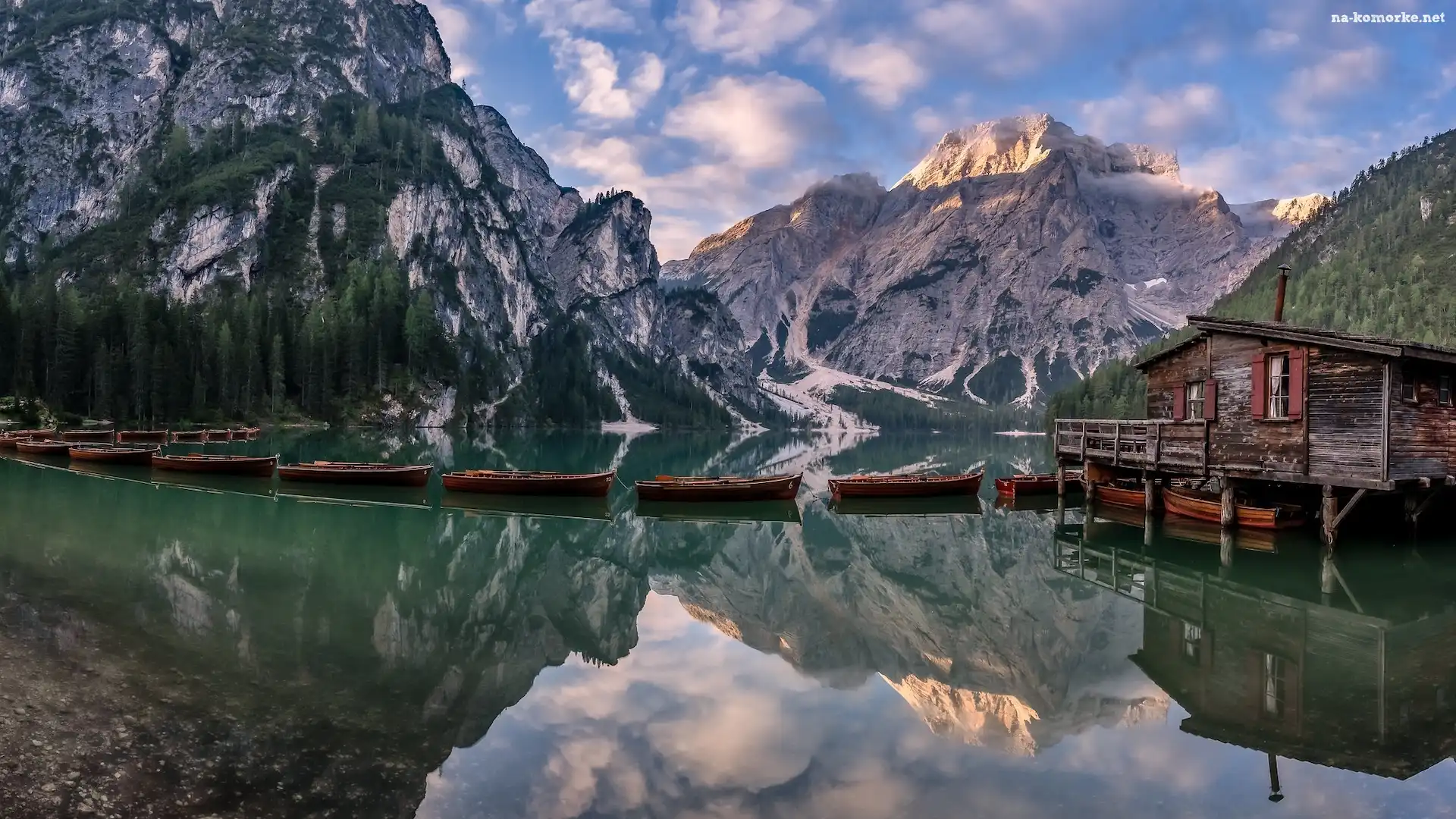 Włochy, Domek, Pragser Wildsee, Łódki, Jezioro, Lago di Braies, Góry Dolomity, Drewniany