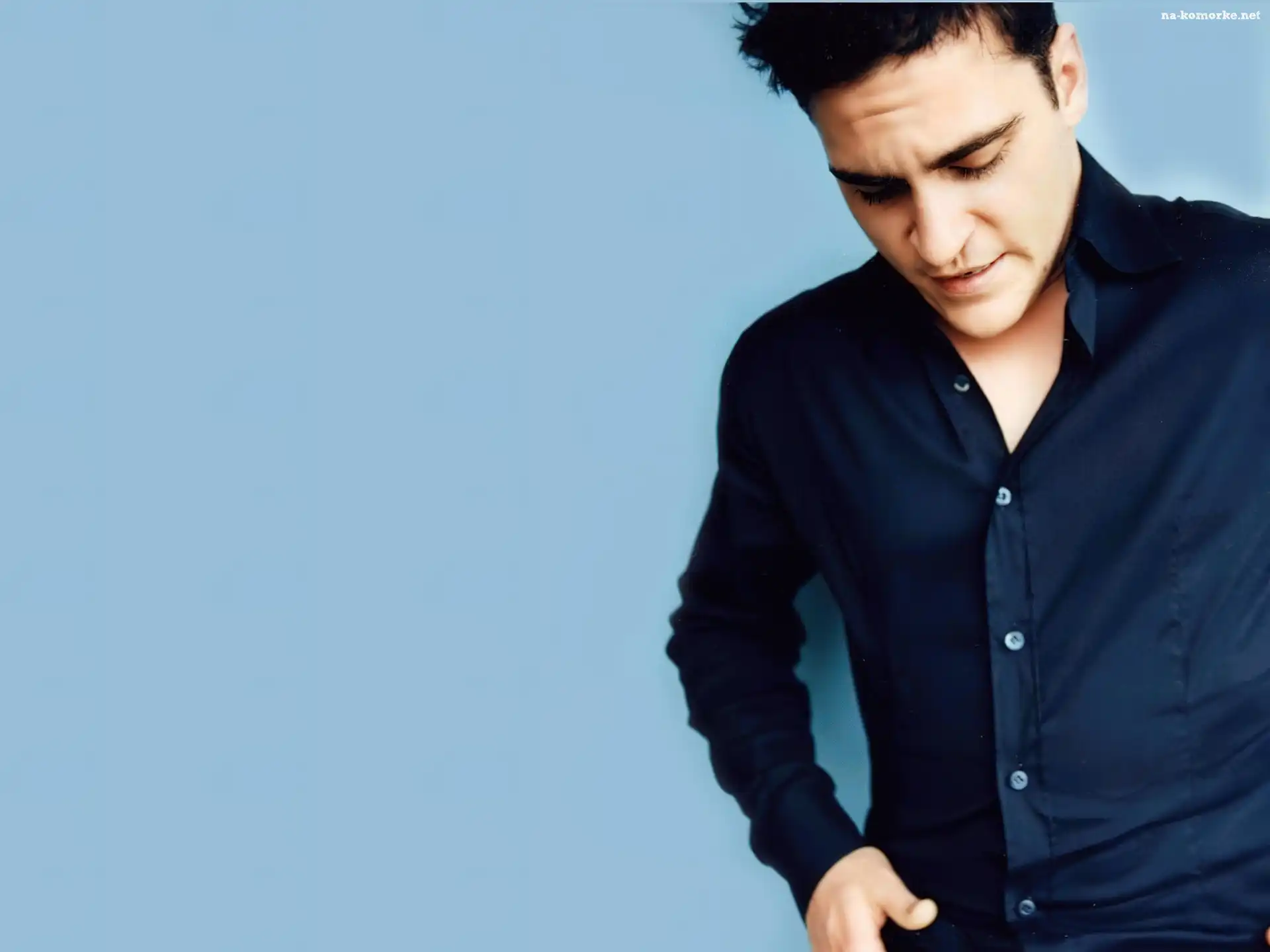 Joaquin Phoenix, czarna koszula