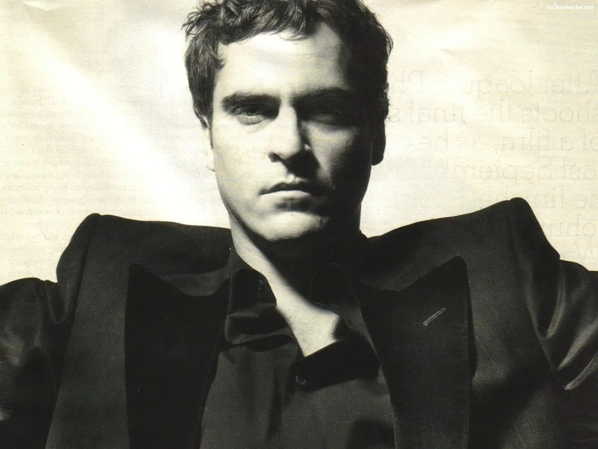 Joaquin Phoenix, czarny strój