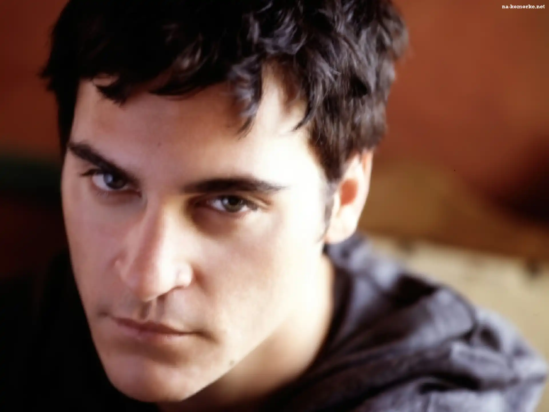Joaquin Phoenix, ciemne włosy, jasne oczy