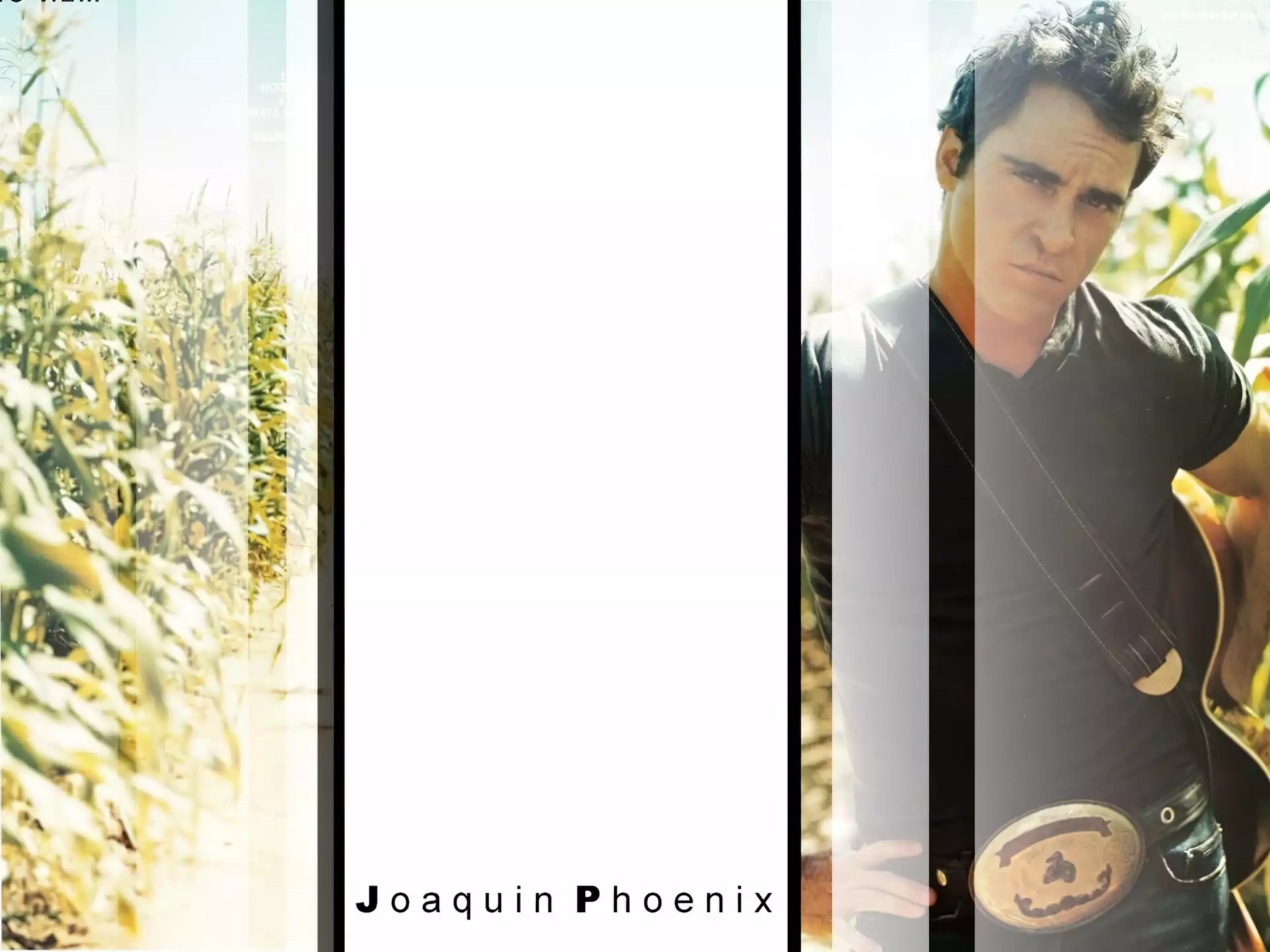 Joaquin Phoenix, czarna koszulka, pasek
