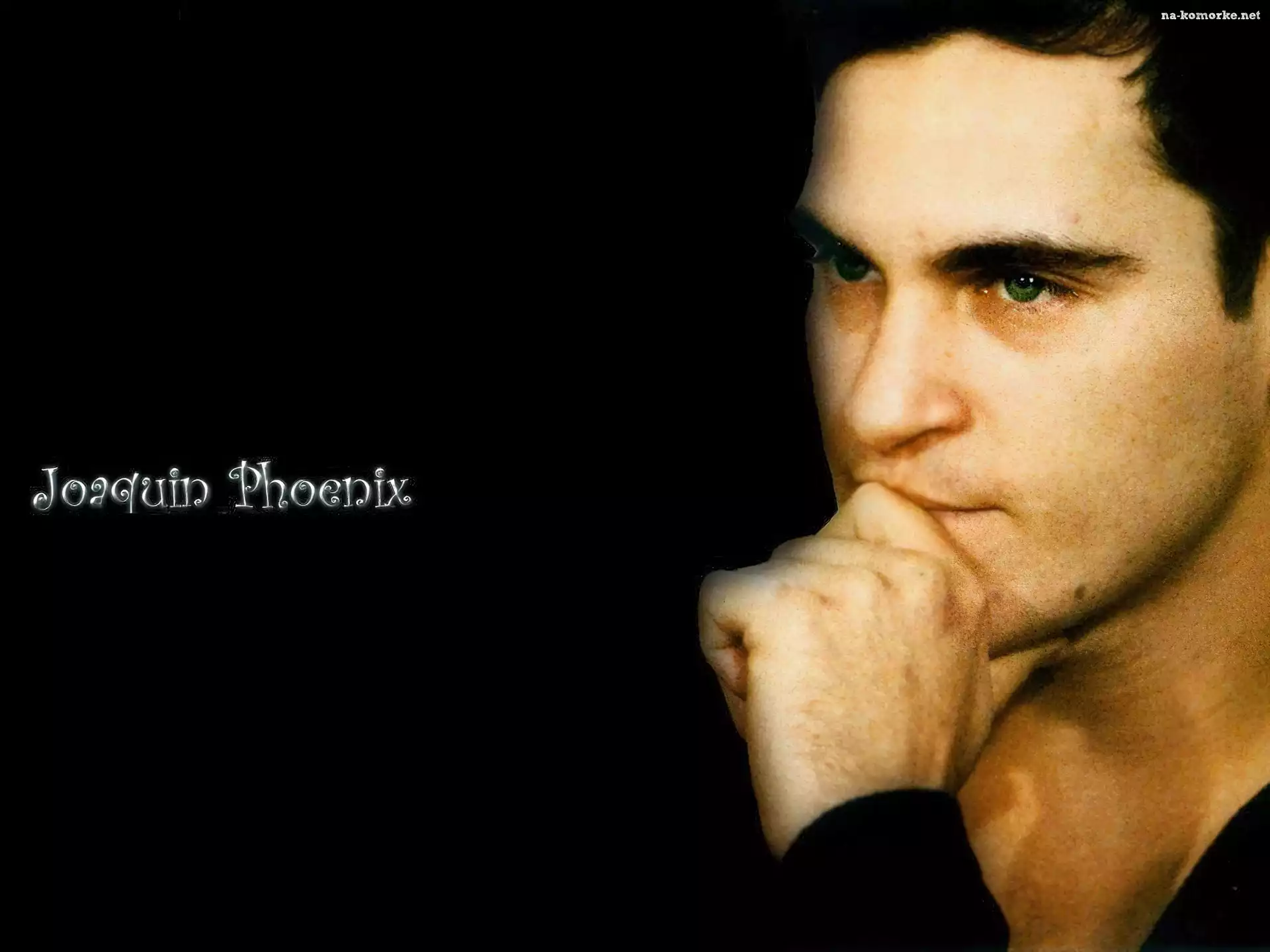 Joaquin Phoenix, niebieskie oczy, ręka