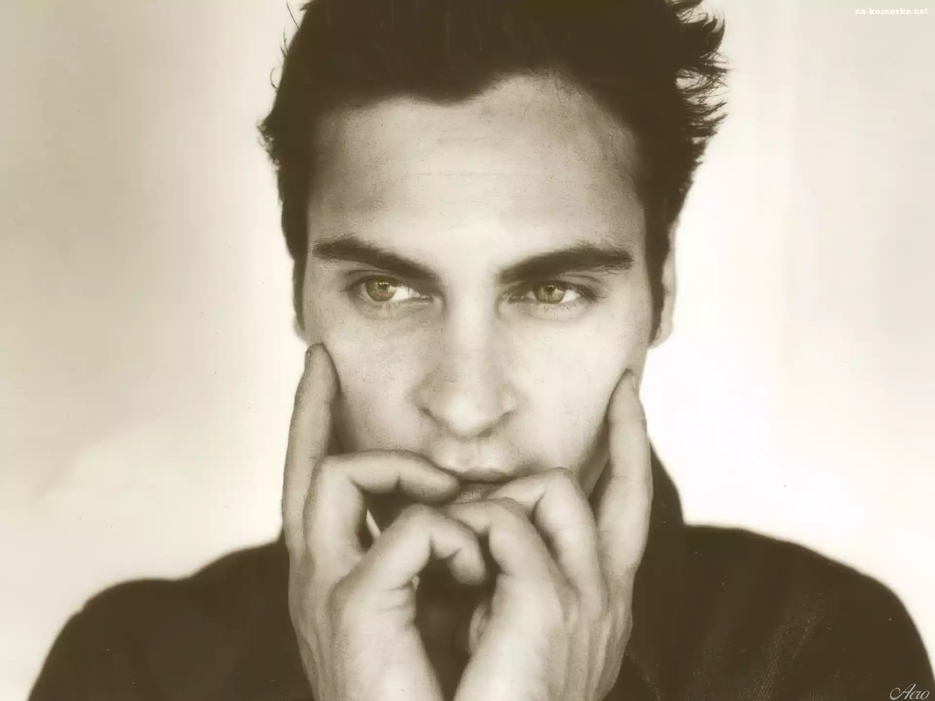 Joaquin Phoenix, ciemne włosy, ręce