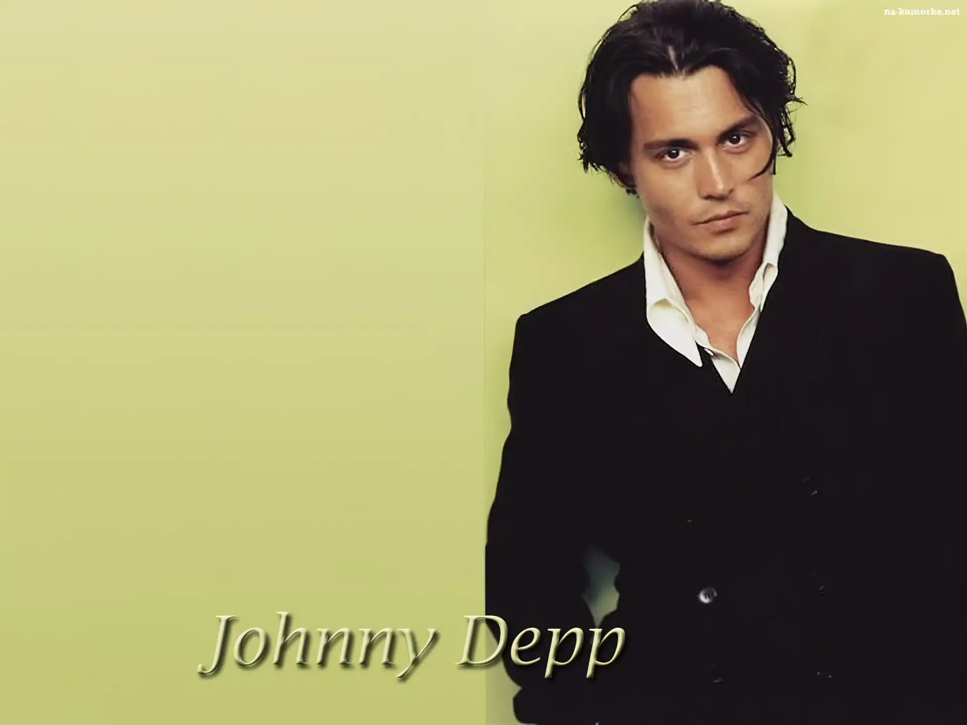 Johnny Depp, czarna marynarka, biała koszula