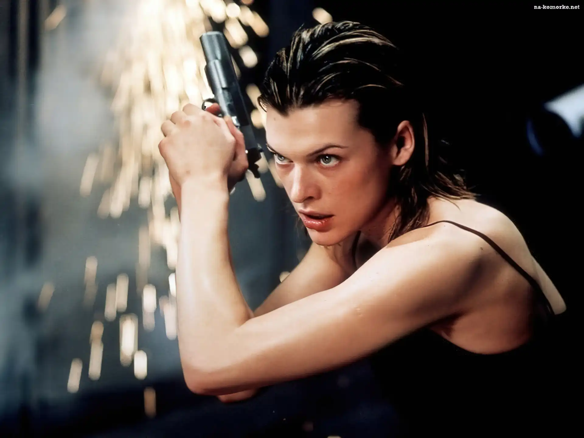 Milla Jovovich, Pistolet