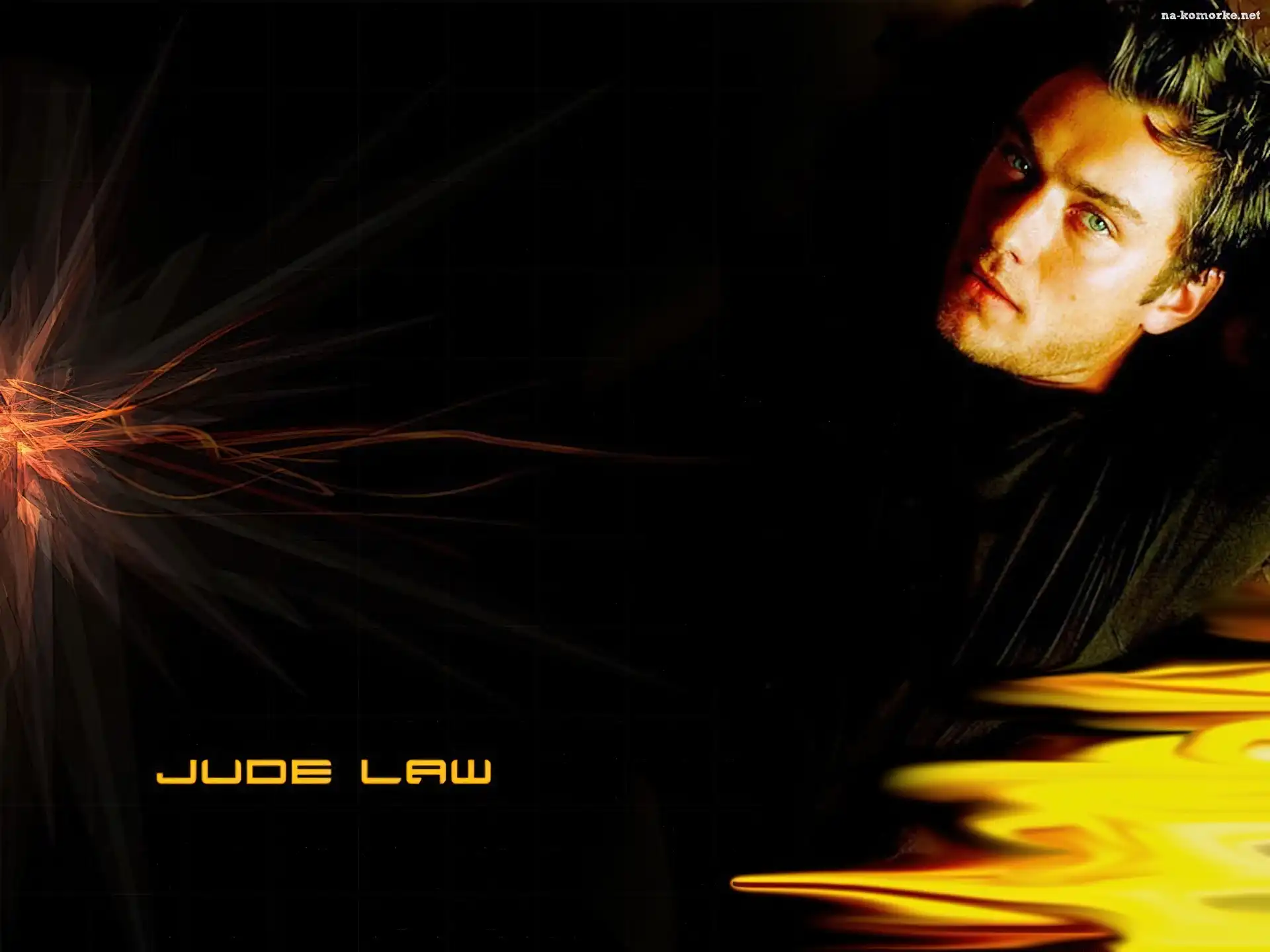 Jude Law, niebieskie oczy, czarny strój