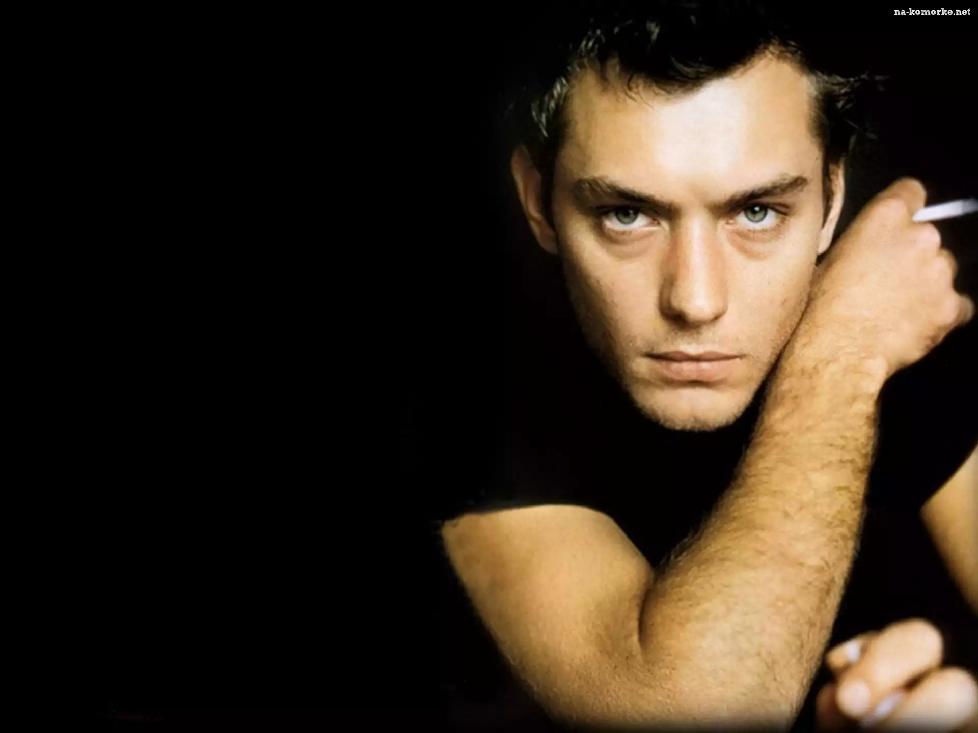 Jude Law, twarz, ręka