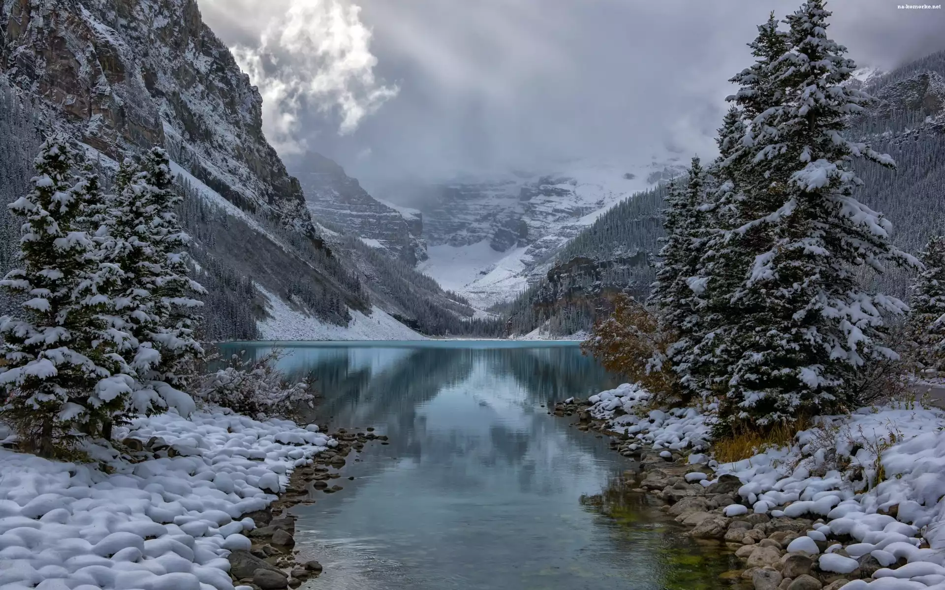Park Narodowy Banff, Zima, Góry, Kanada, Jezioro Lake Louise, Lasy, Chmury, Mgła