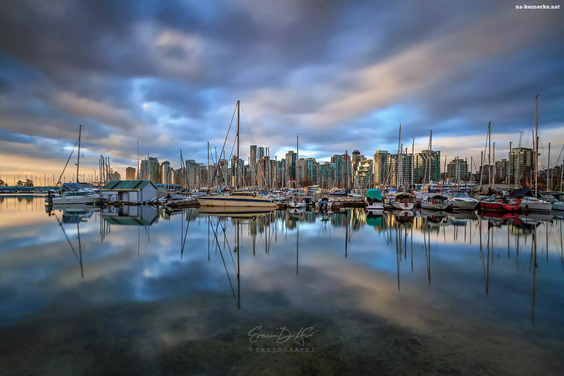 Stanley Park Marina, Żaglówki, Kanada, Klub jachtowy, Vancouver, Odbicie, Przystań, Wieżowce, Wschód słońca, Chmury