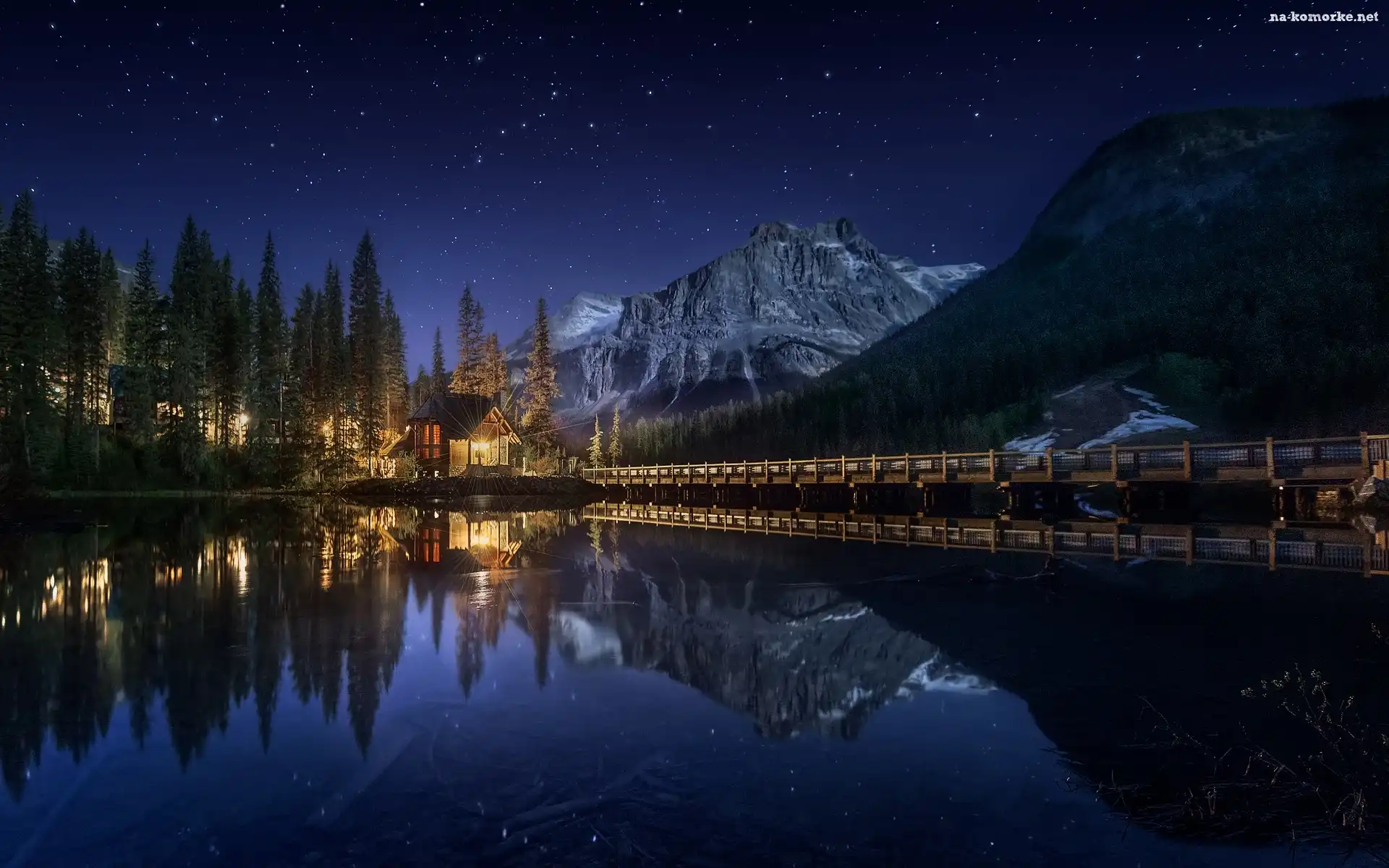 Kanada, Emerald Lake, Jezioro, Kolumbia Brytyjska, Odbicie, Most, Dom, Góry, Noc, Park Narodowy Yoho, Oświetlony