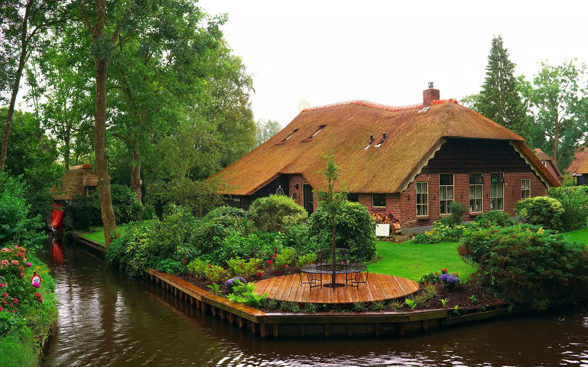 Drzewa, Dom, Kwiaty, Krzewy, Holandia, Ogród, Wieś Giethoorn, Trawnik, Kanał