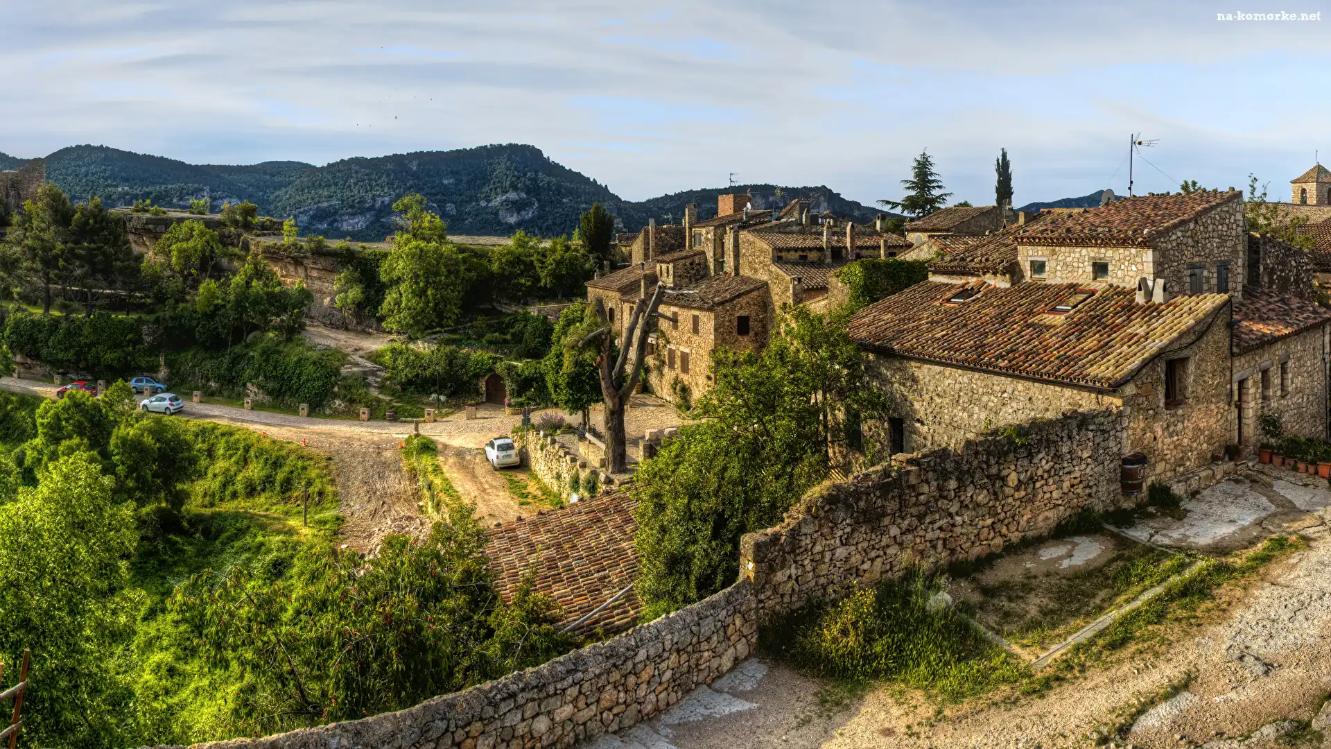 Hiszpania, Drzewa, Prowincja Tarragona, Roślinność, Katalonia, Wioska Siurana de Prades, Domy, Mur