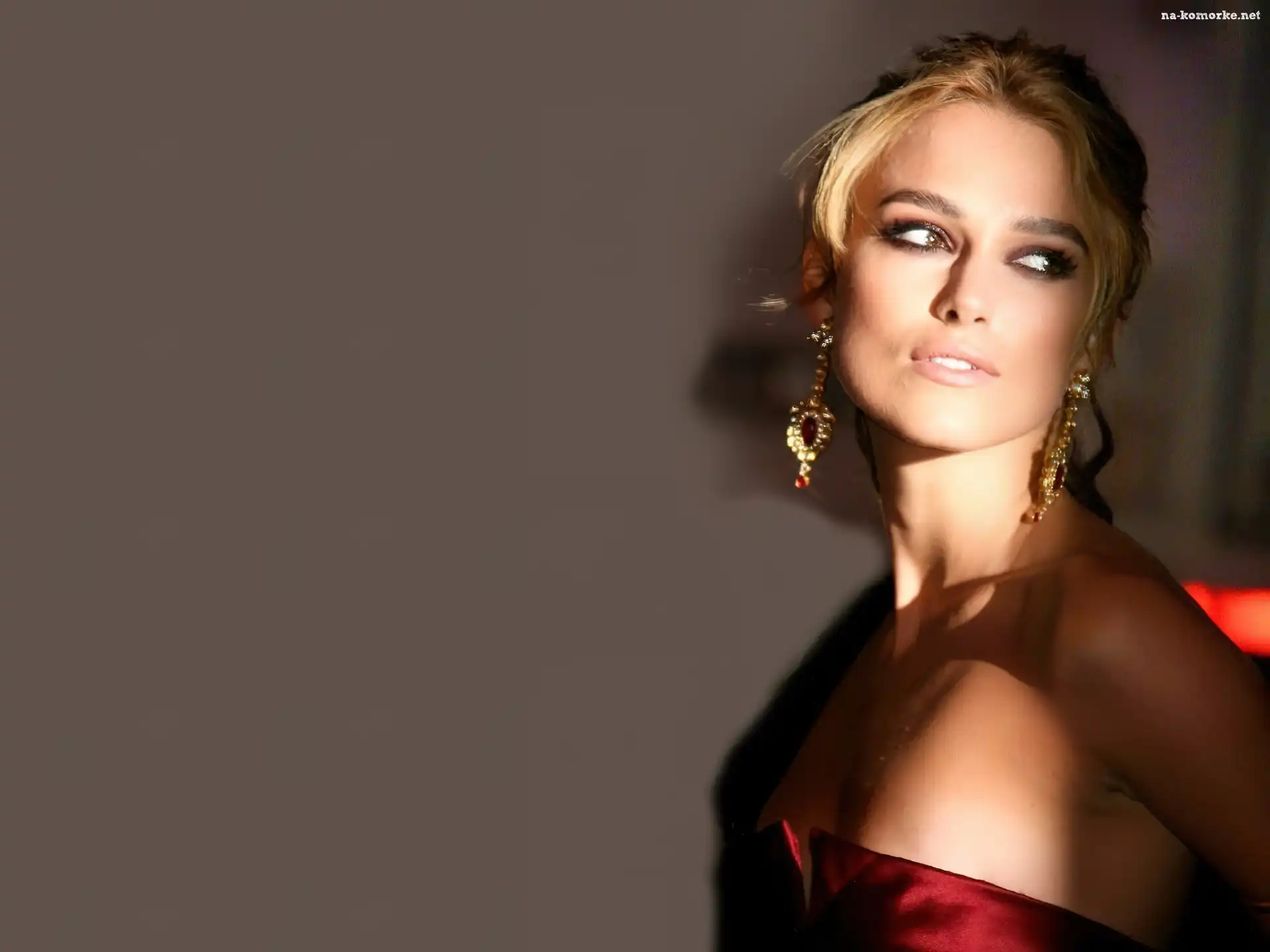Keira Knightley, Złote Kolczyki