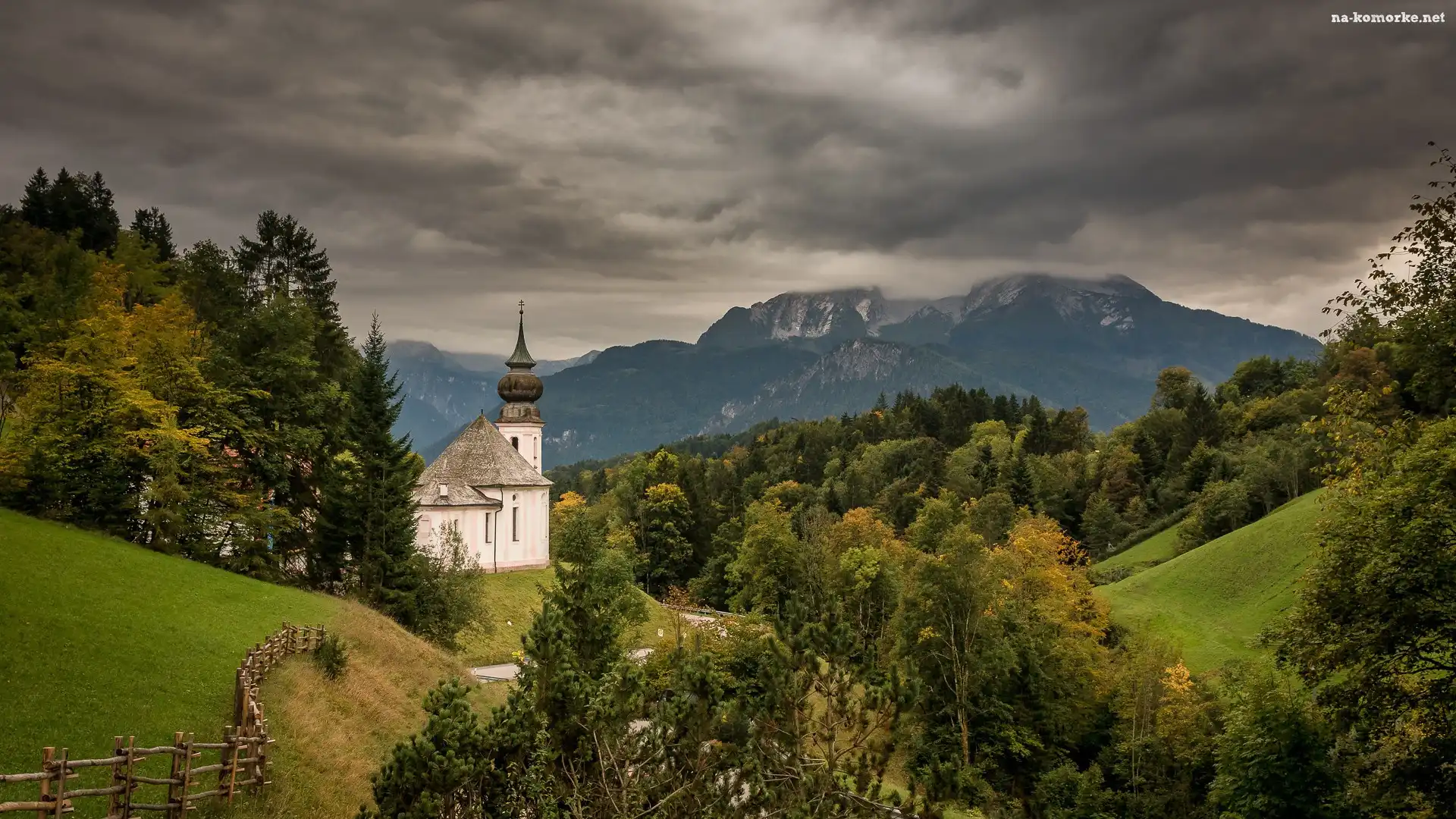 Kościół, Niemcy, Bawaria, Ogrodzenie, Góry, Droga, Sanktuarium Maria Gern, Chmury, Ciemne, Berchtesgaden, Alpy Salzburskie, Lasy, Drzewa