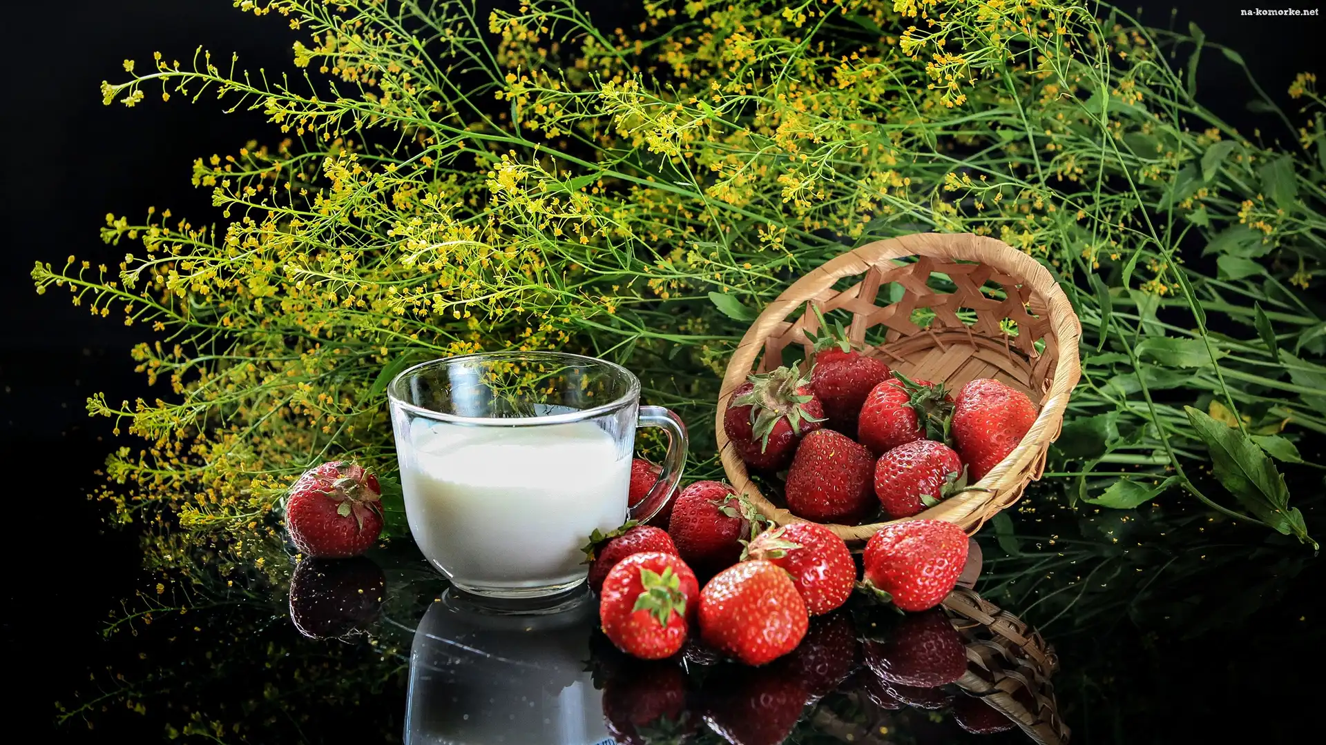 Koszyczek, Mleko, Truskawki, Kompozycja, Filiżanka, Kwiatki